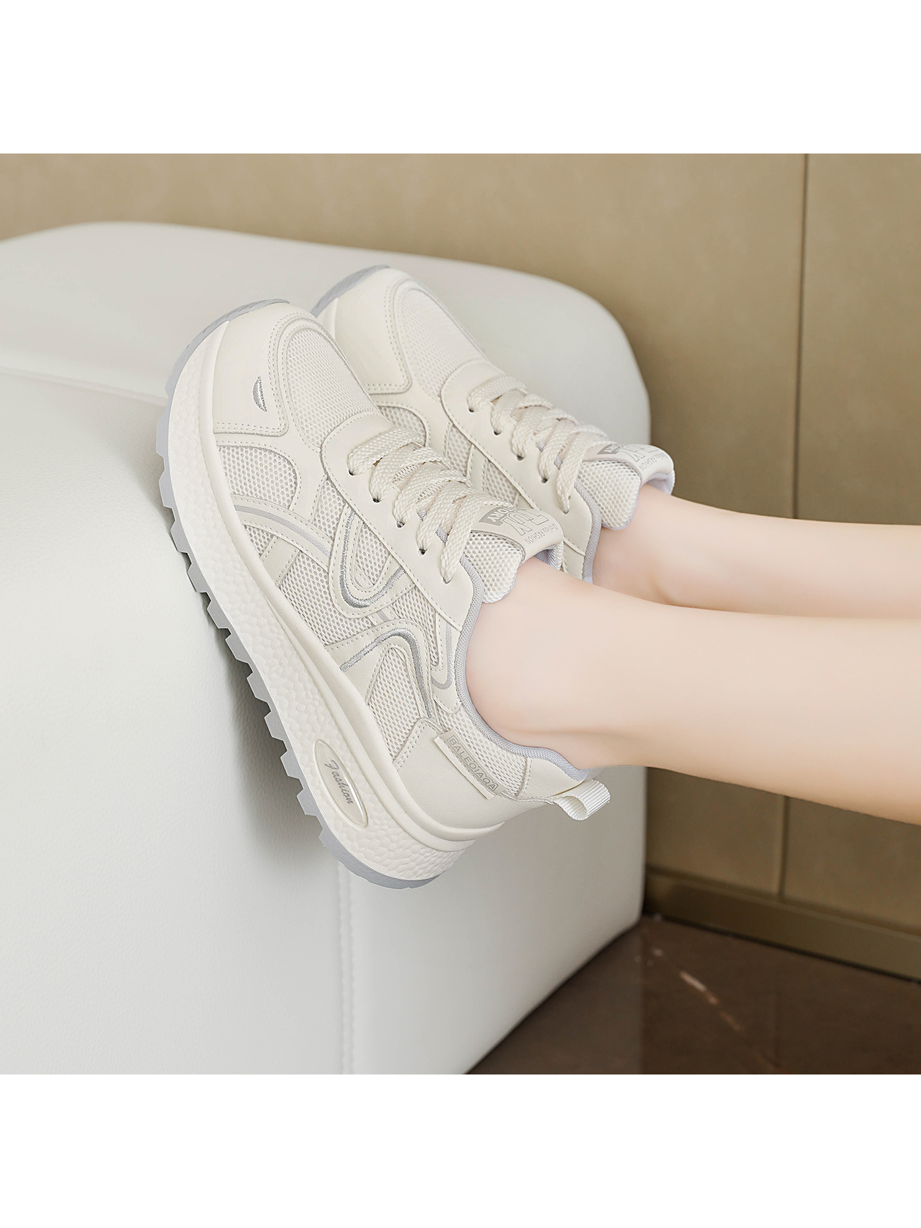 حذاء سنيكرز بتصميم سادة باللون البيج