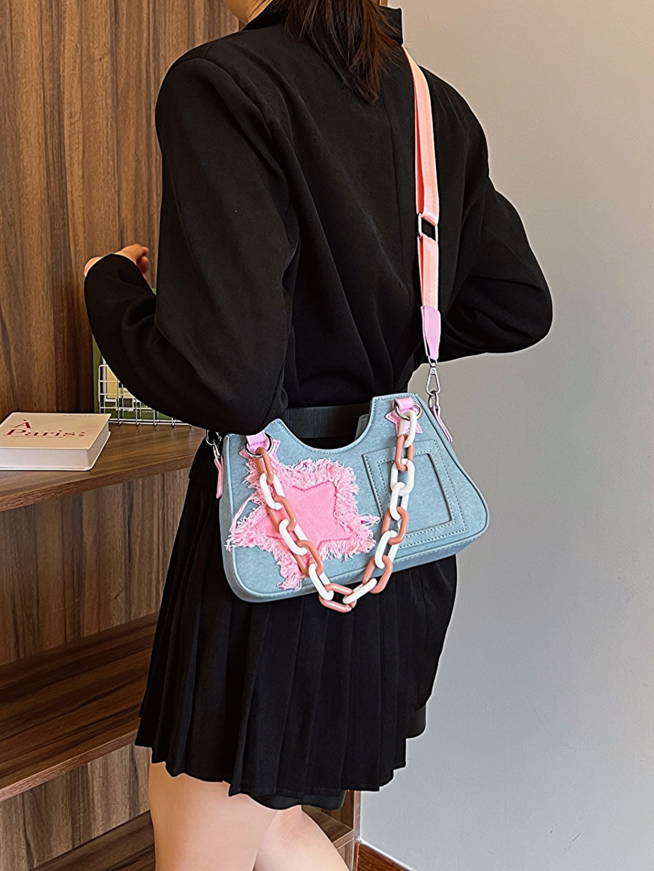 حقيبة كروس بتفاصيل سلسلة ونجمة وردية لون أزرق