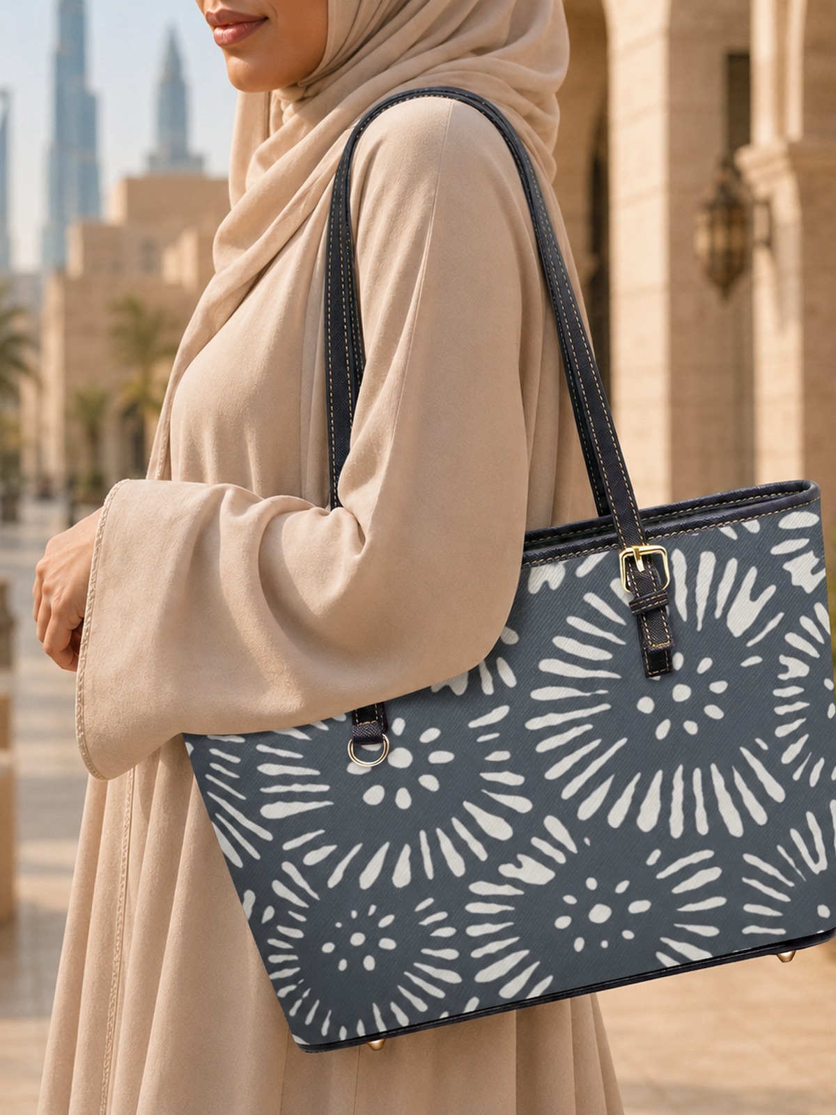 حقيبة كتف بسعة كبيرة وطبعة أزرق كحلي