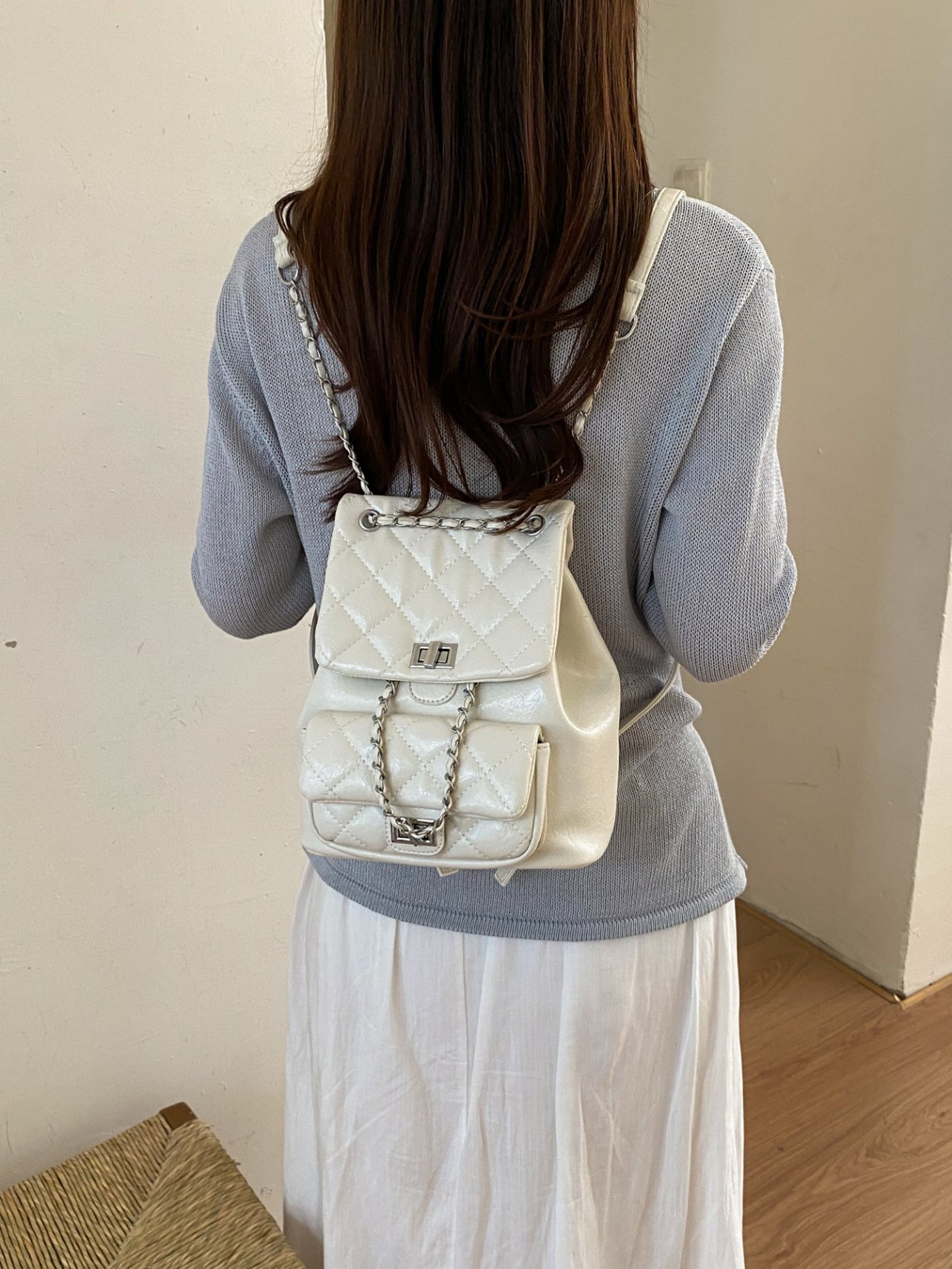 حقيبة ظهر مبطنة بتفاصيل سلسلة أبيض