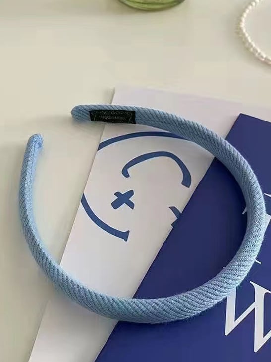 طوق شعر بتفاصيل مضلعة أزرق فاتح