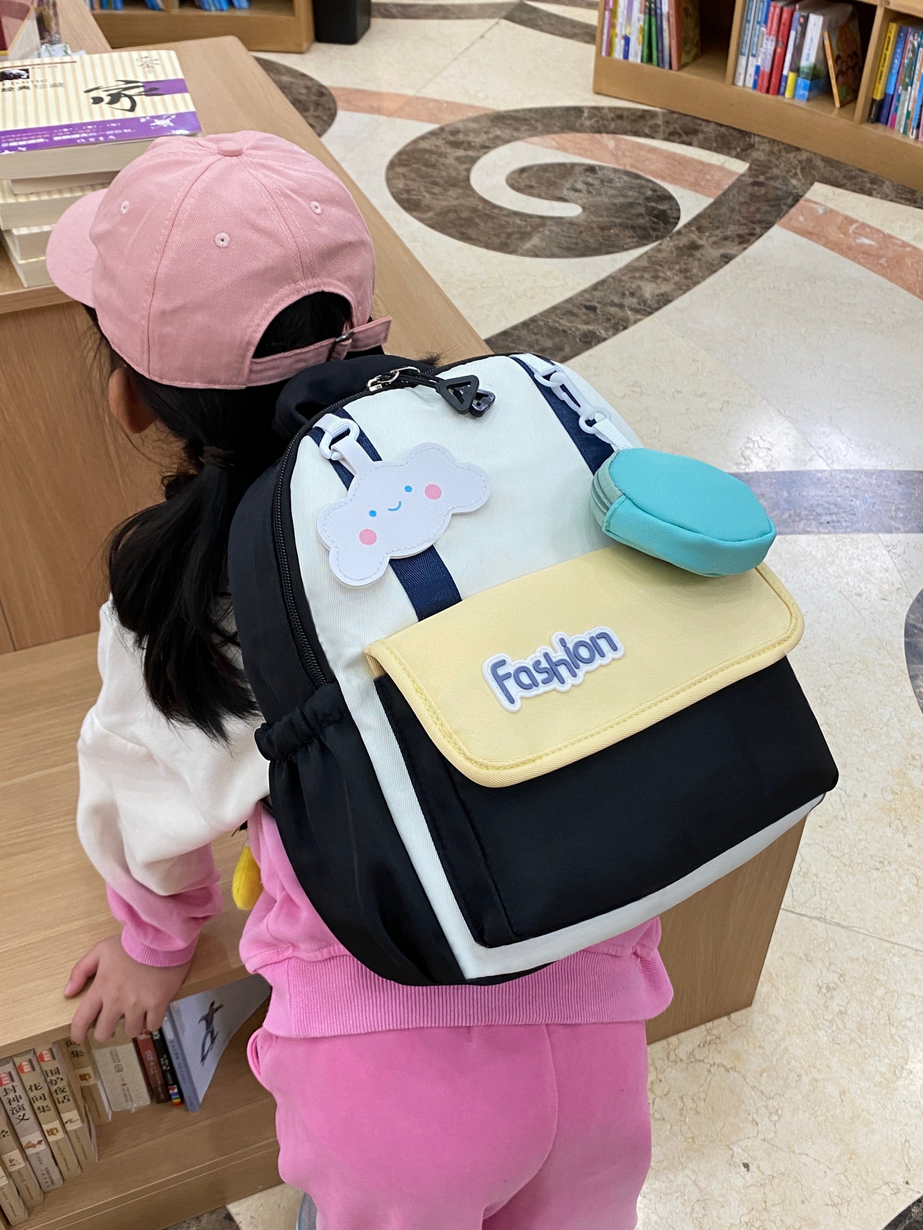 شنطة ظهر سوداء بدلاية سحابة ومحفظة نقود