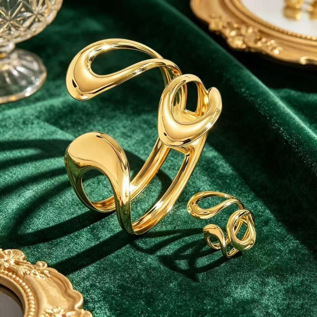طقم أساور ملفوفة بتصميم تجريدي ذهبي