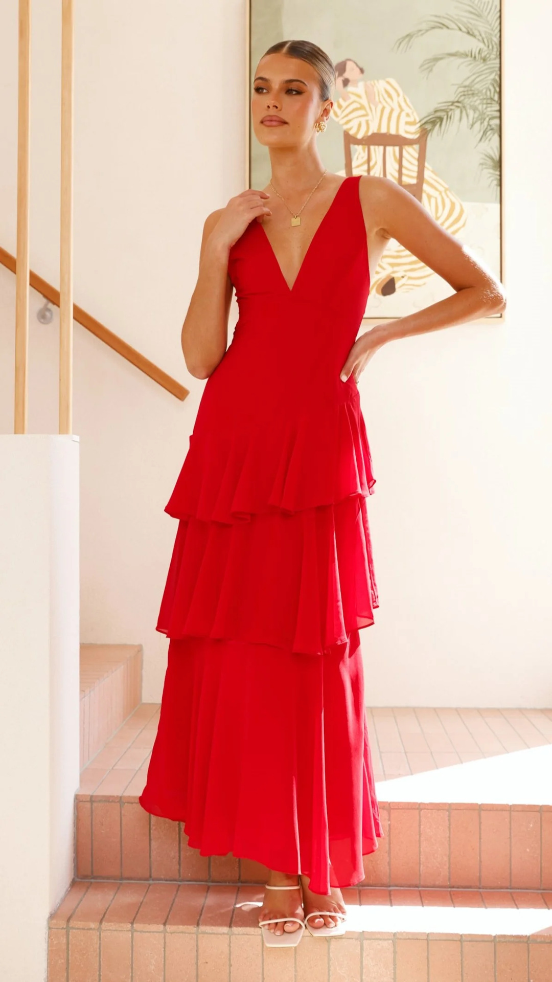 فستان بطول الكاحل بدون أكمام وبطبقات باللون الأحمر