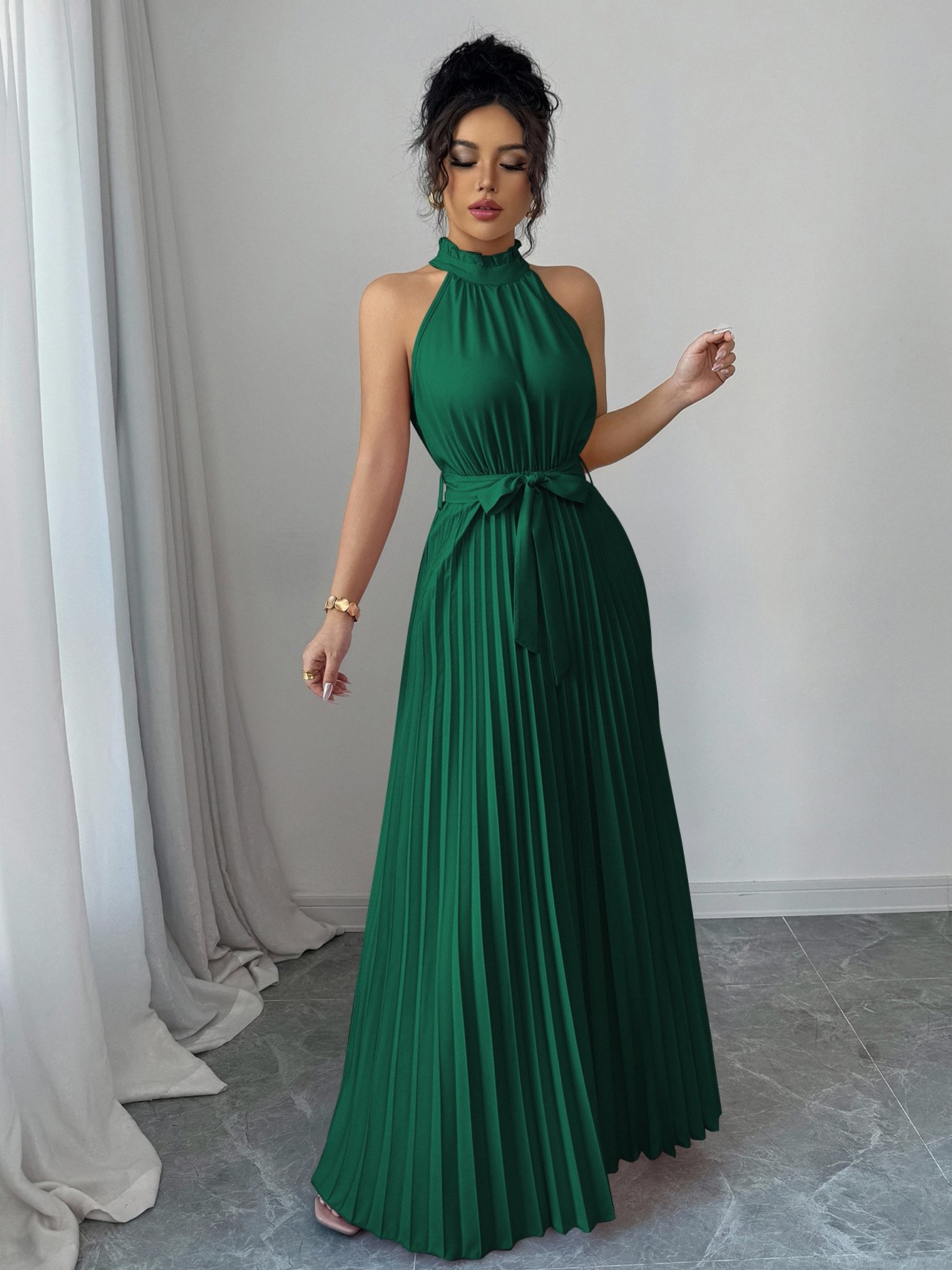 فستان طويل بكسرات وياقة هولتر باللون الأخضر الزمردي