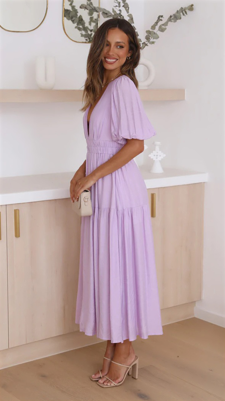 فستان طويل بأكمام قصيرة وبطبقات باللون البنفسجي