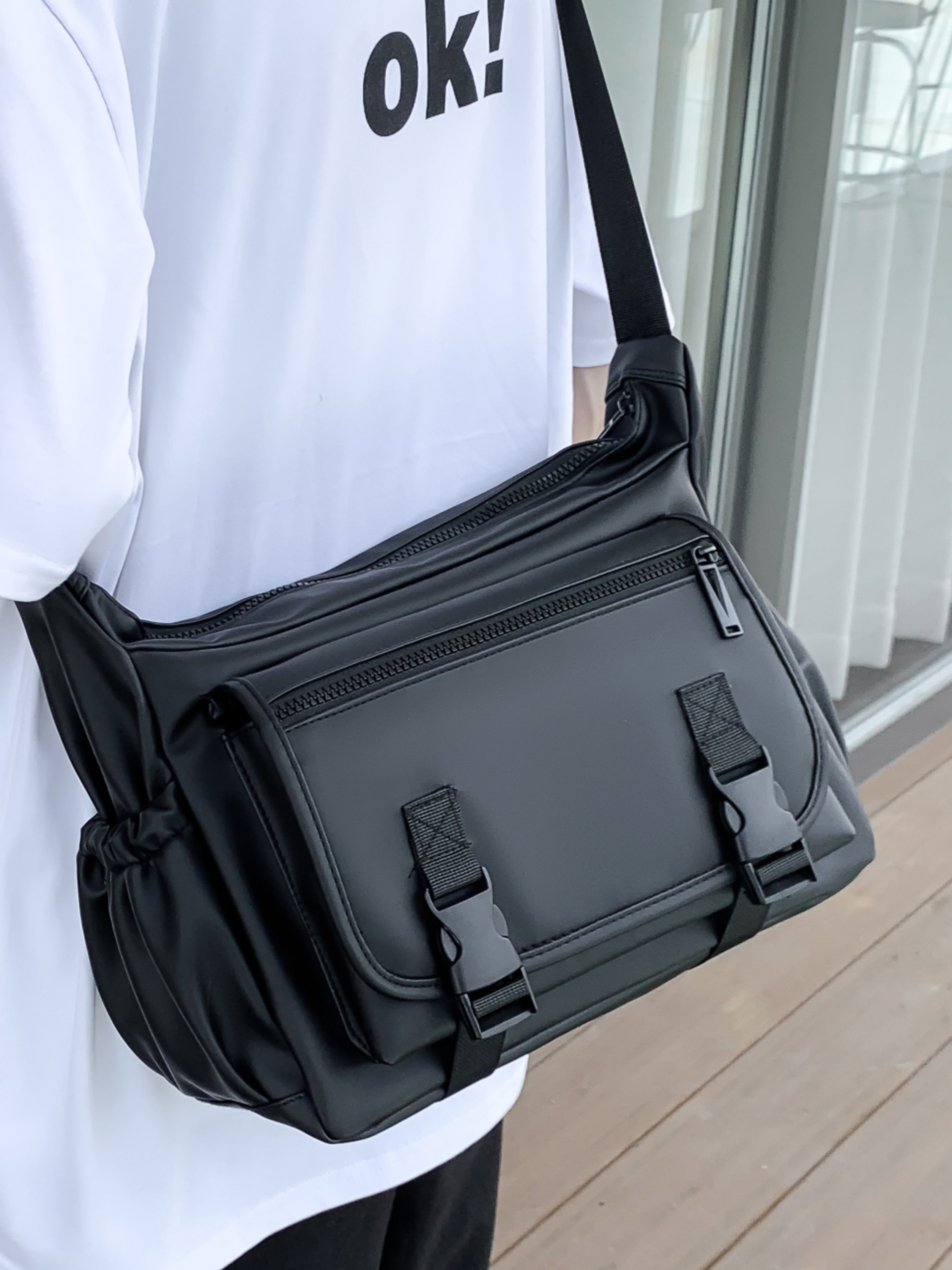 حقيبة كروس سوداء بتفاصيل إبزيم