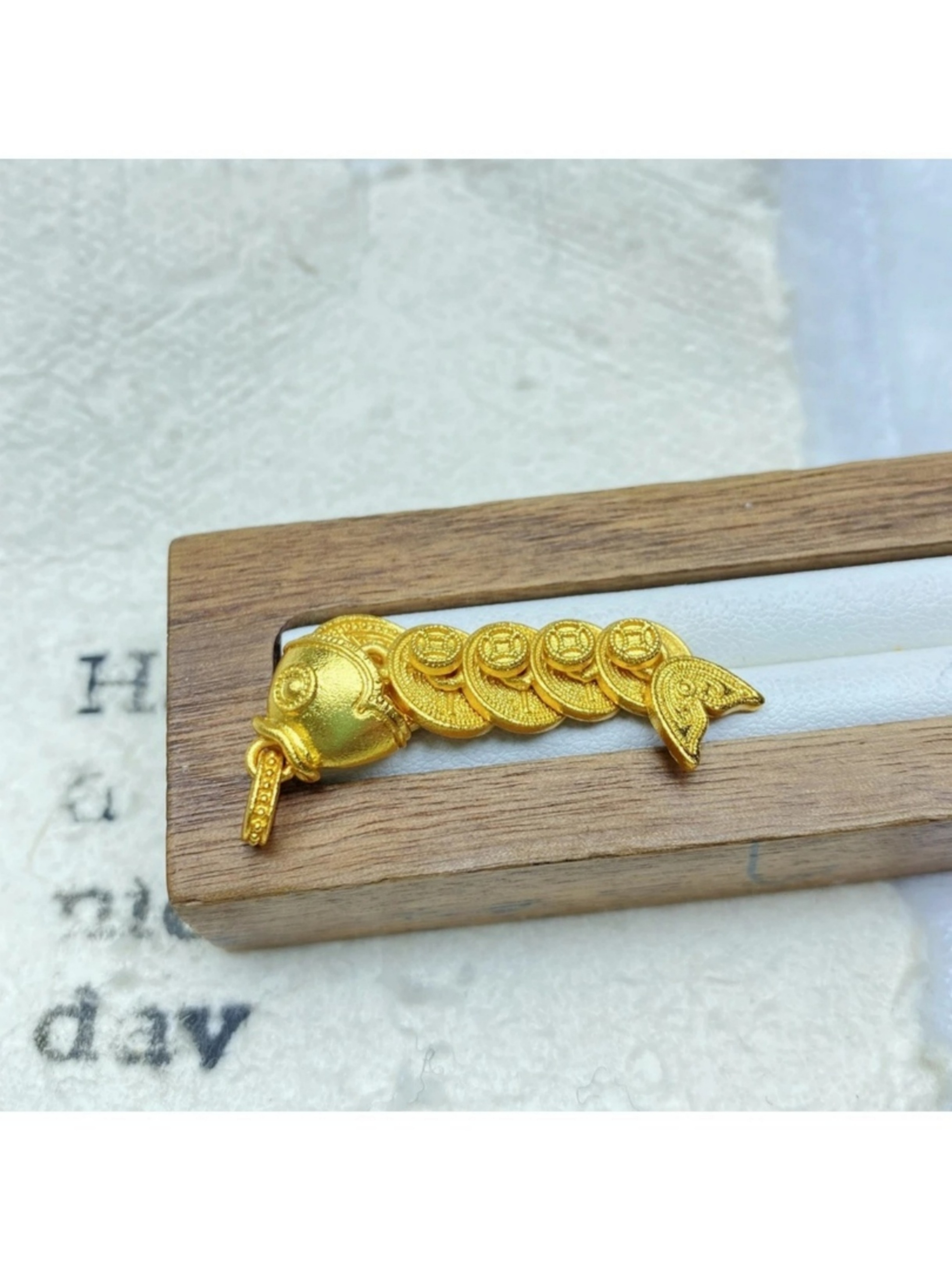 Gold Texture Pendant Necklace