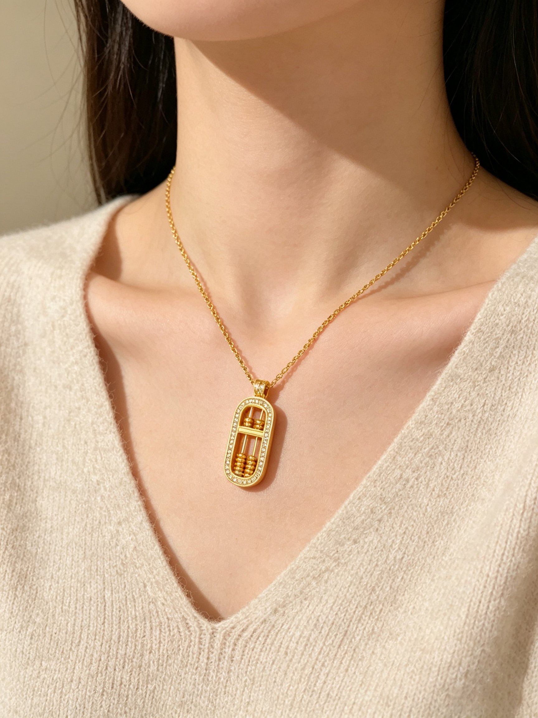 قلادة بدلاية سادة بلون ذهبي