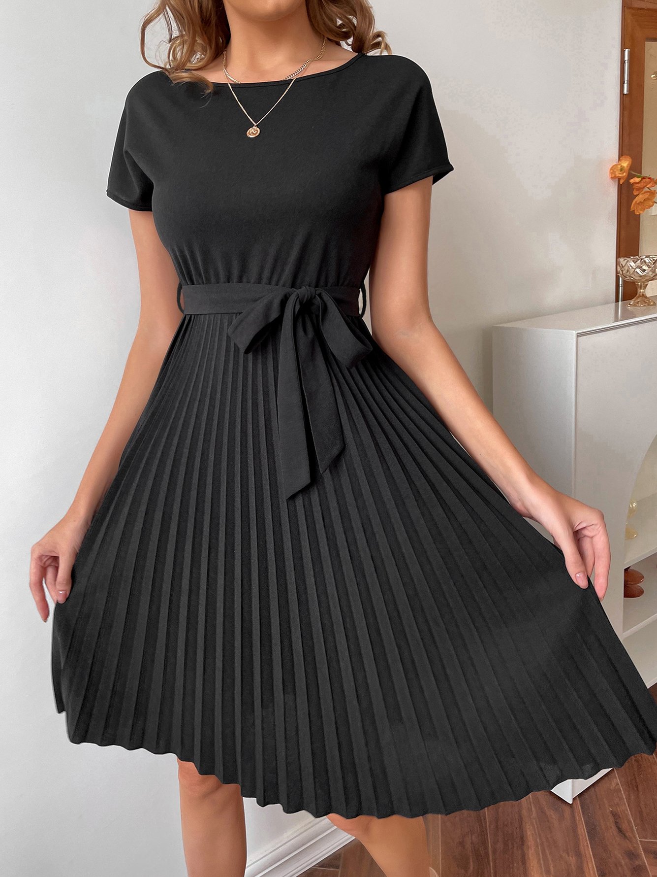Black A-Line Pleated Knee-Length Dress with Short Sleeves