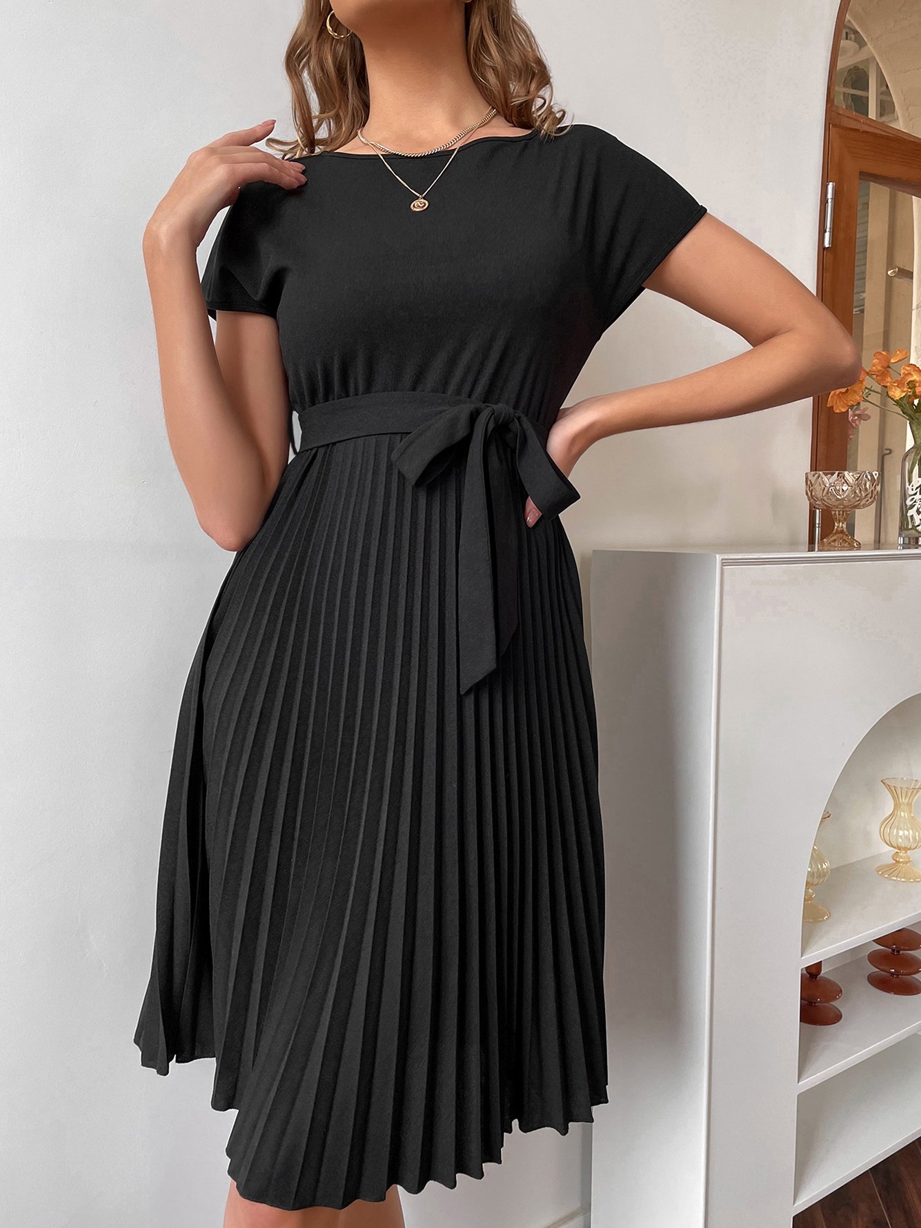 Black A-Line Pleated Knee-Length Dress with Short Sleeves
