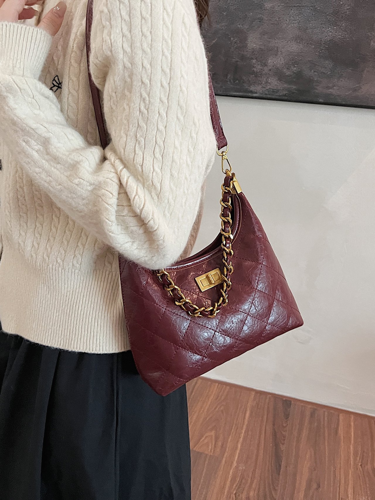 حقيبة كروس برغندي مبطنة بسلسلة