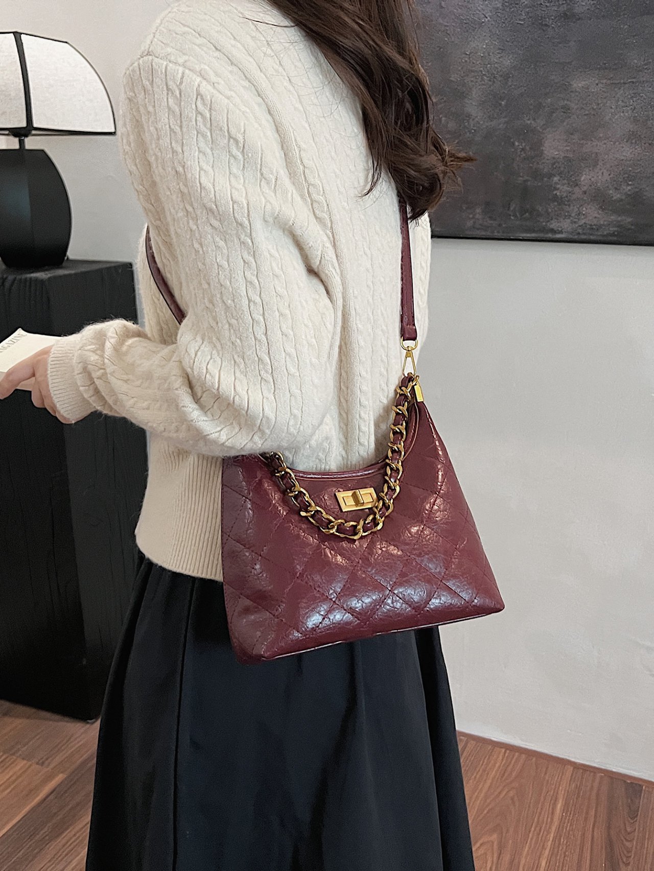 حقيبة كروس برغندي مبطنة بسلسلة