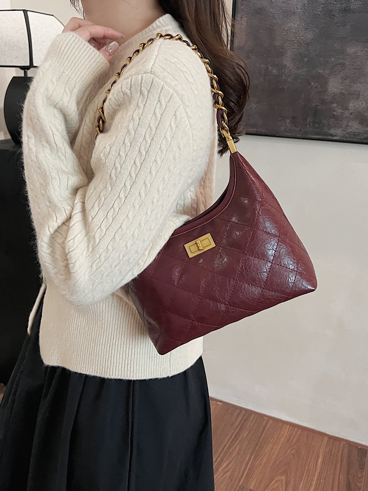 حقيبة كروس برغندي مبطنة بسلسلة
