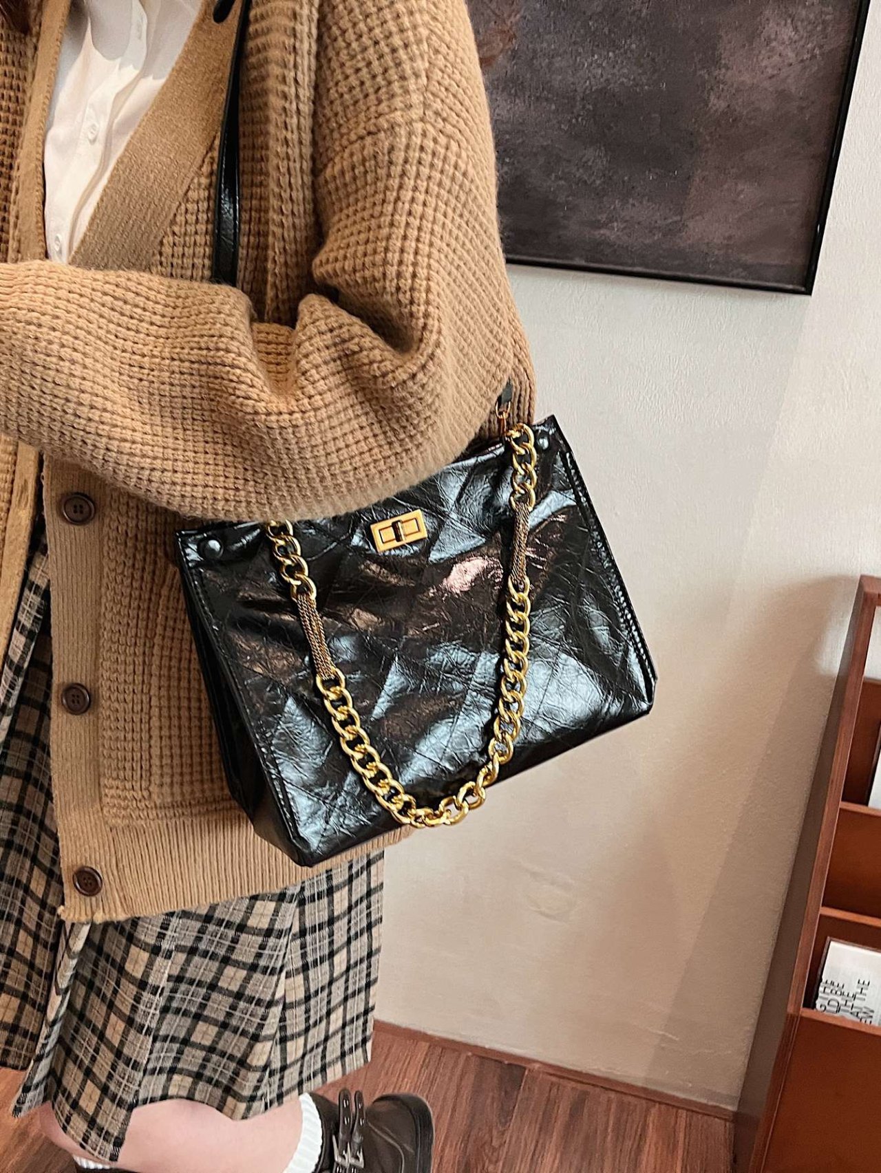 حقيبة كروس سوداء مبطنة بسلسلة ذهبية