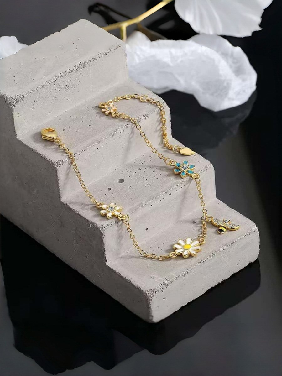 Gold Daisy and Bee Charm Bracelet