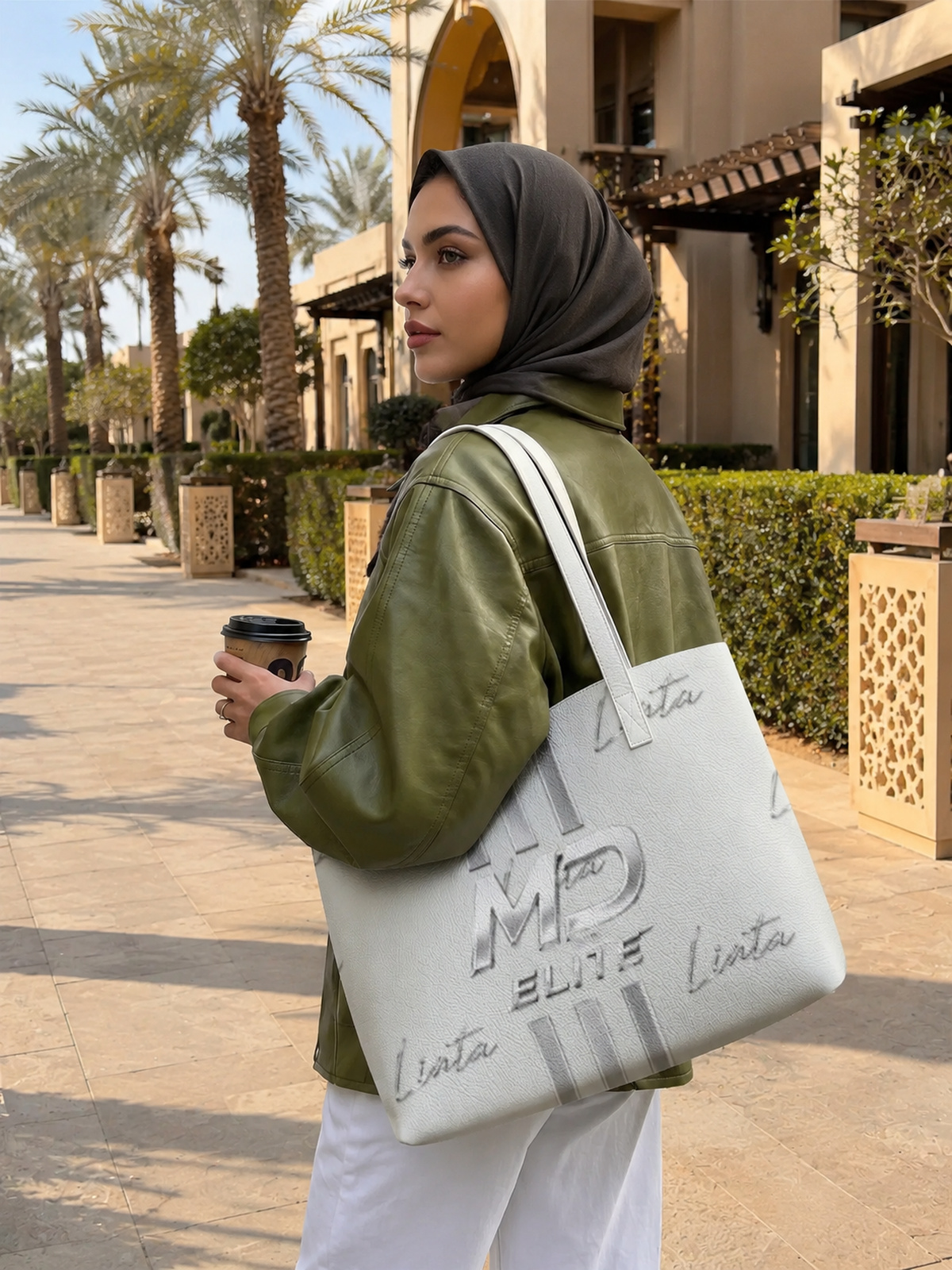 حقيبة كتف بشعار الماركة بيضاء