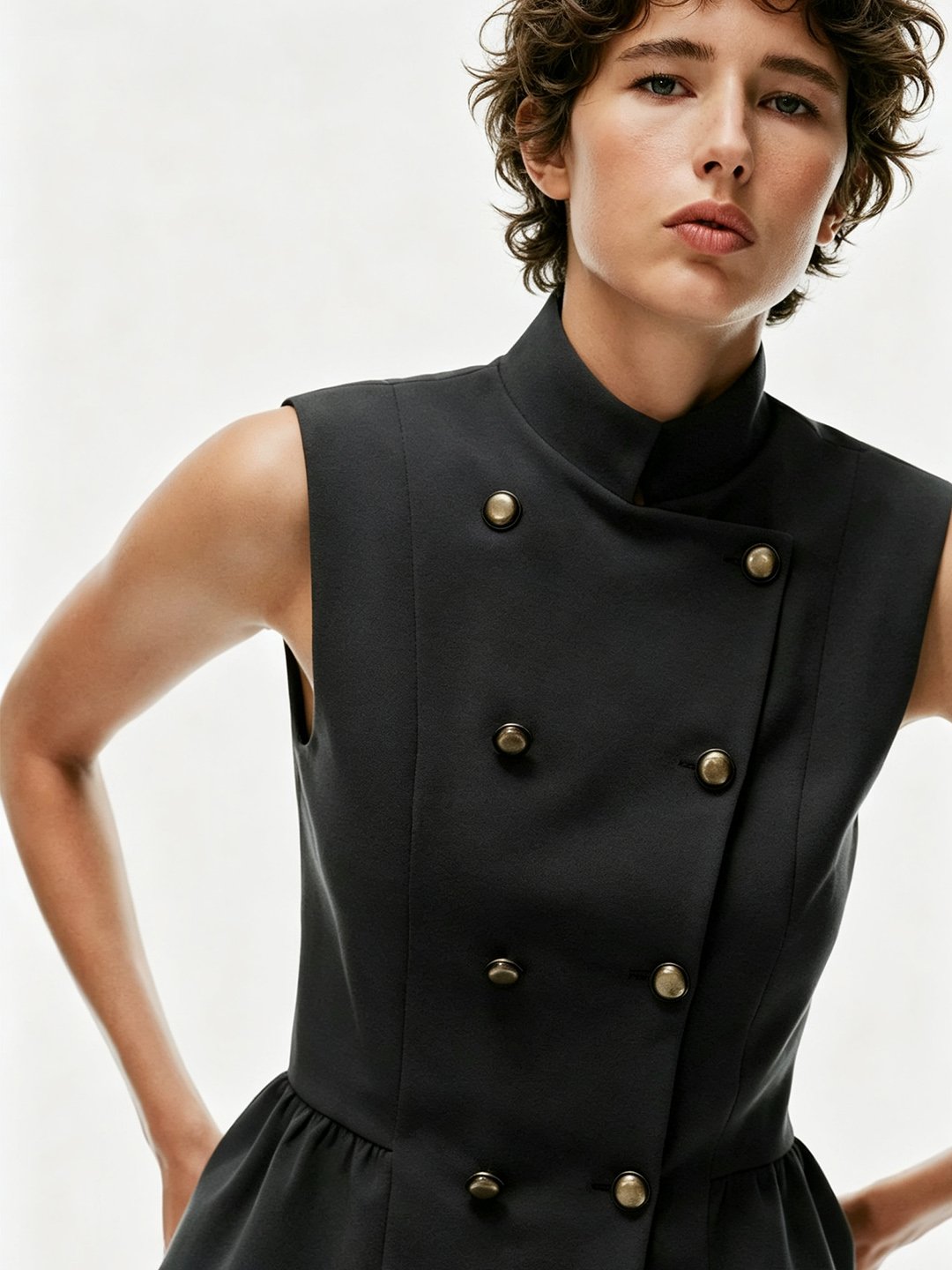 بلوزة بيبلوم أسود بلا أكمام وأزرار ذهبية