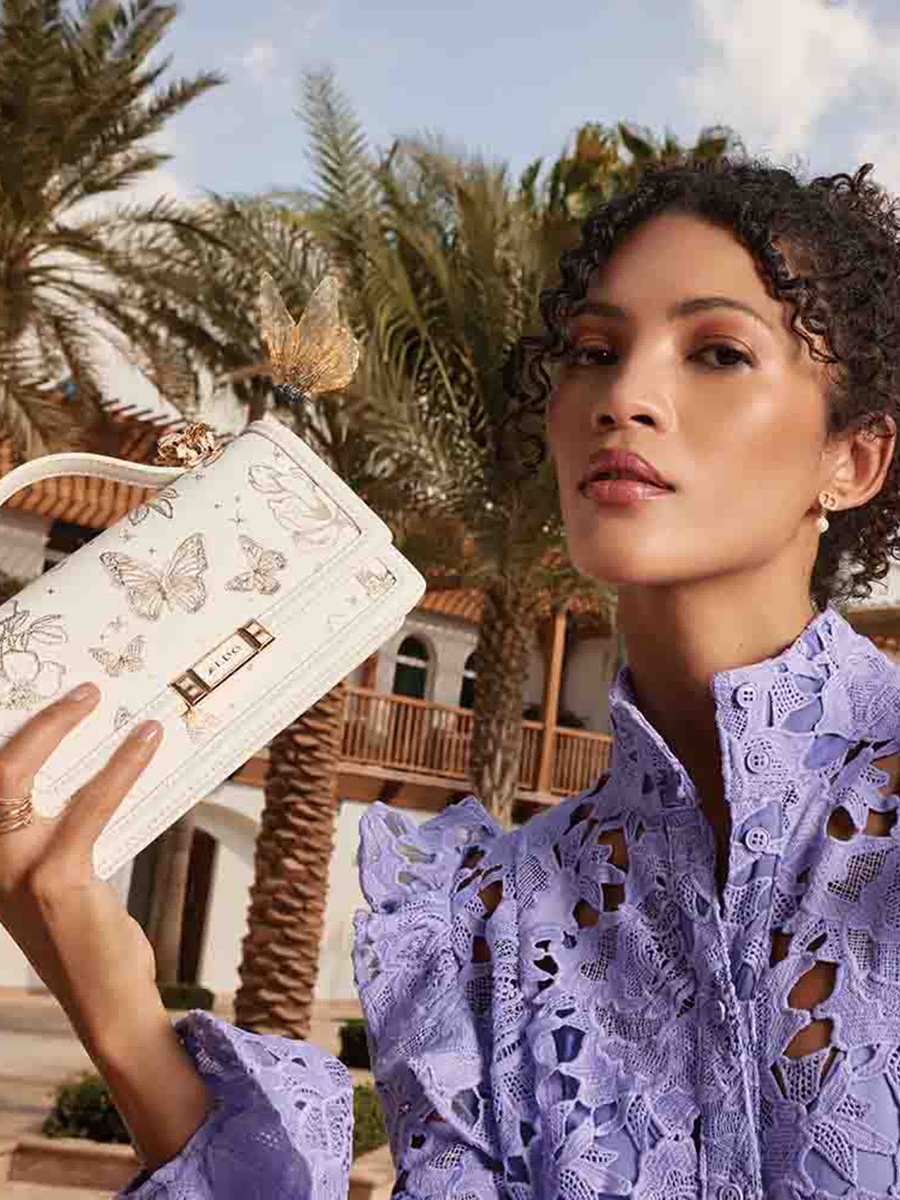 حقيبة كروس كاريزما بطبعة أزهار ومقبض علوي وغطاء إغلاق وحزام قابل للتعديل