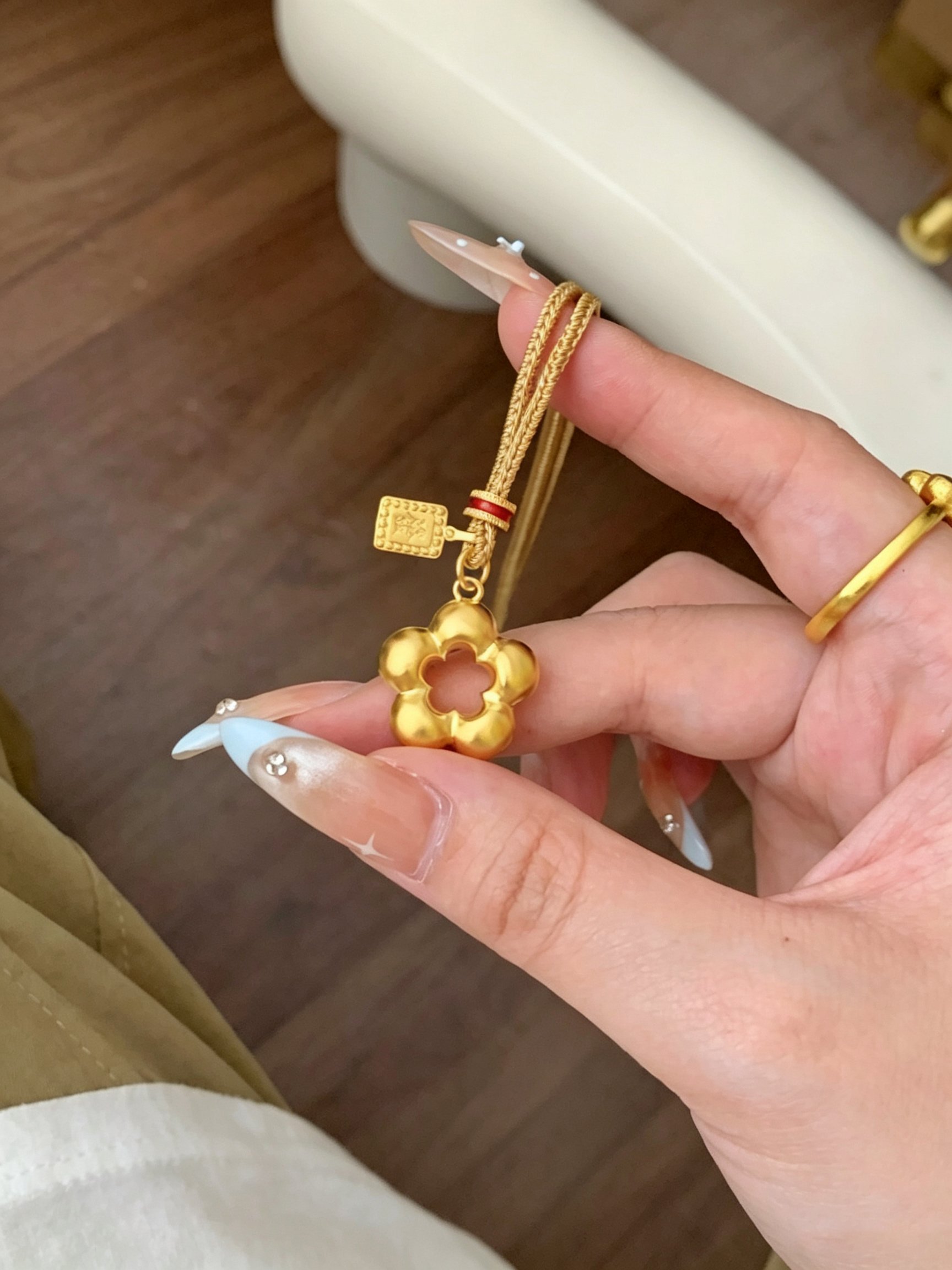قلادة ذهبية سادة بدلاية