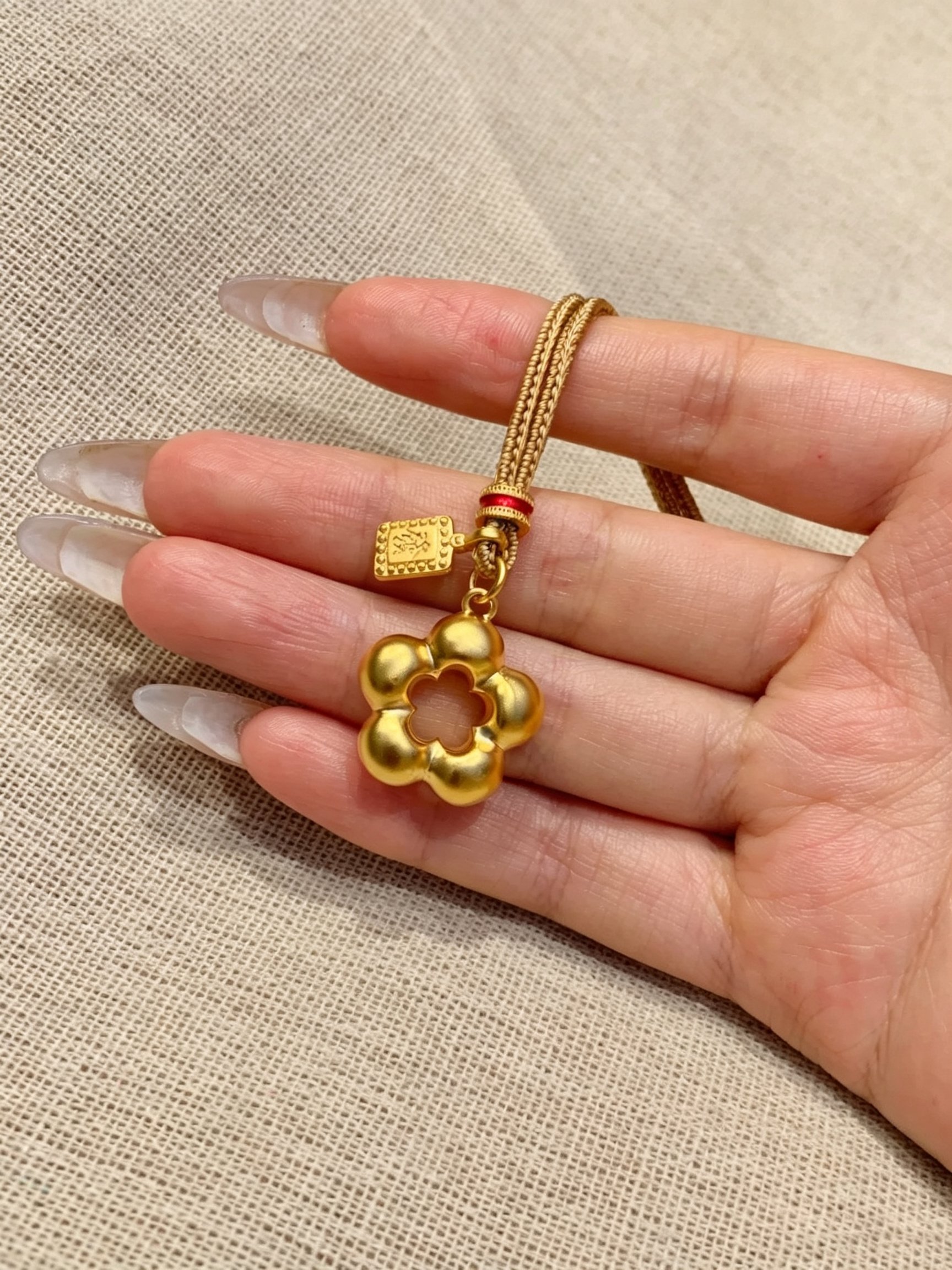قلادة ذهبية سادة بدلاية