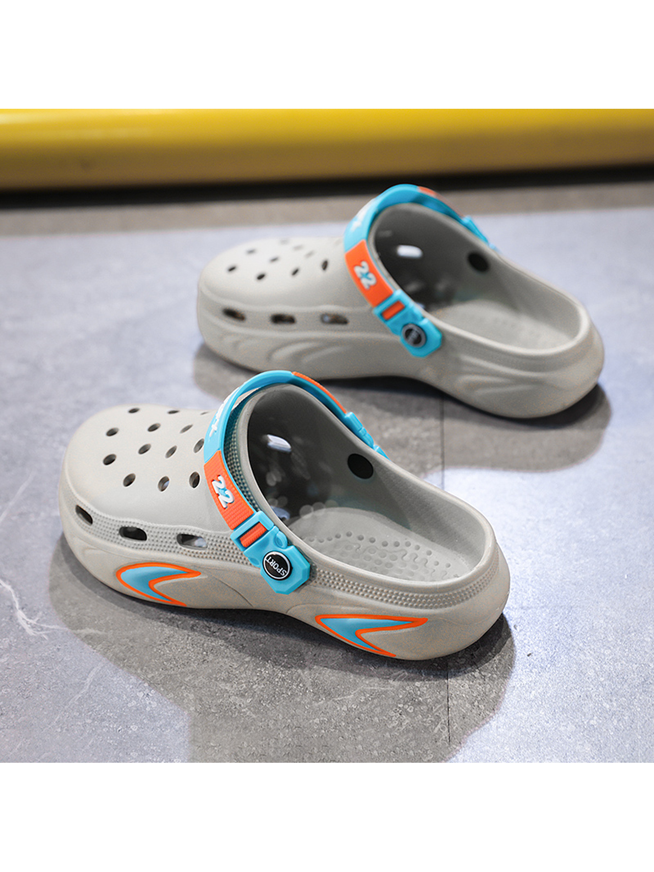 Men Grey Plain Clogs