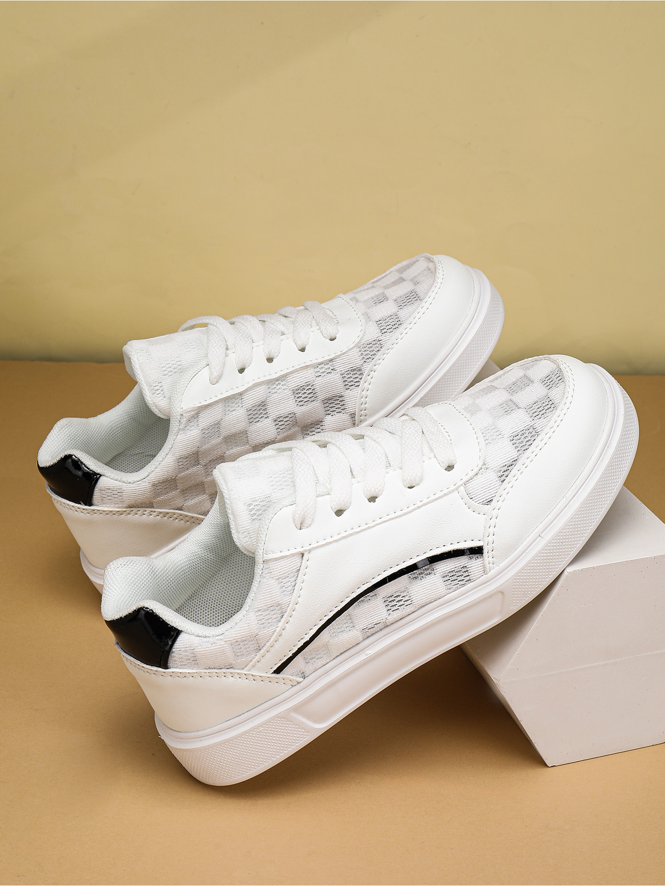 Men White Mesh Casual Sneakers