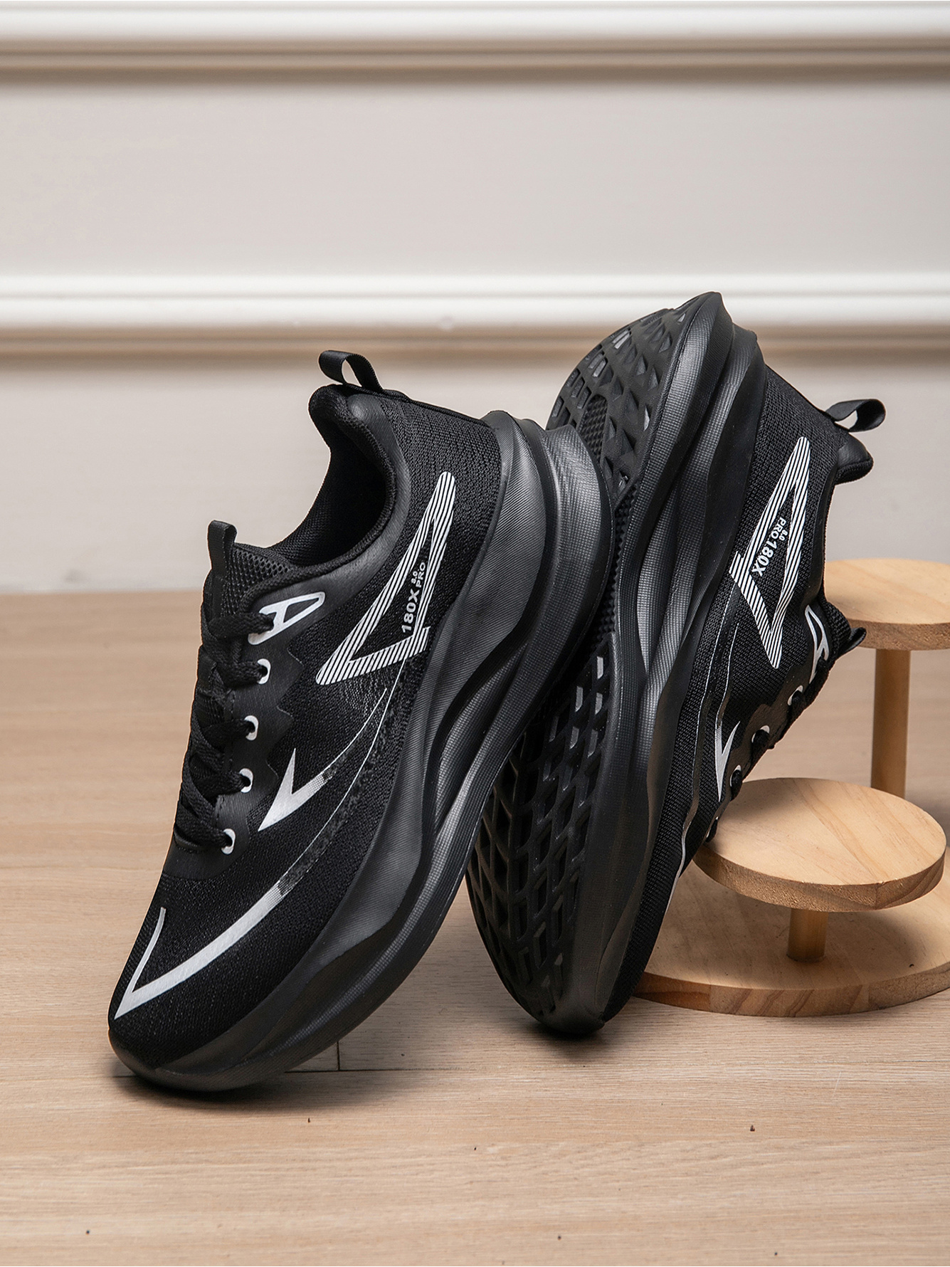 Men Black Lightweight Running Shoes
