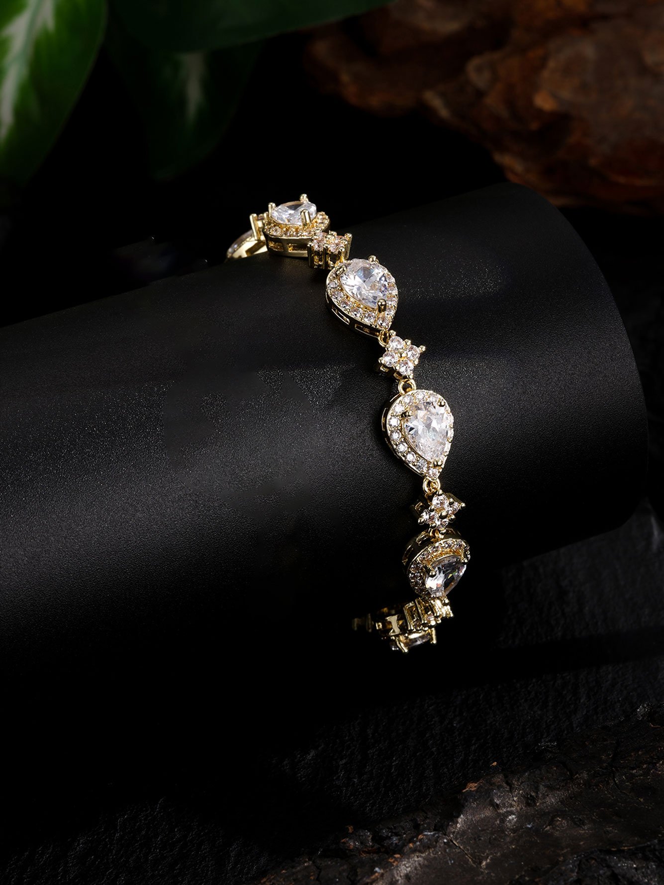 Gold Teardrop Link Bracelet
