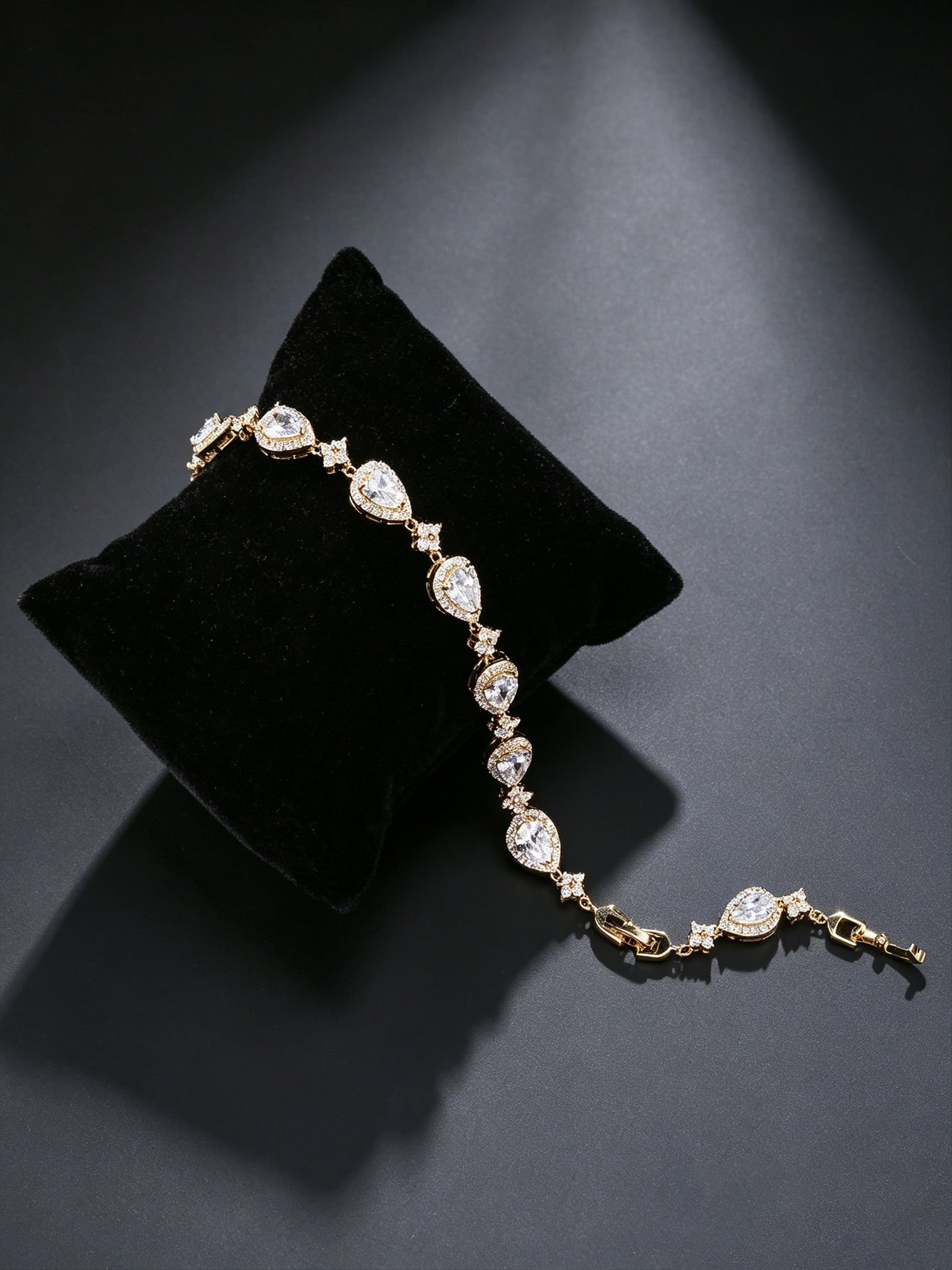 Gold Teardrop Link Bracelet