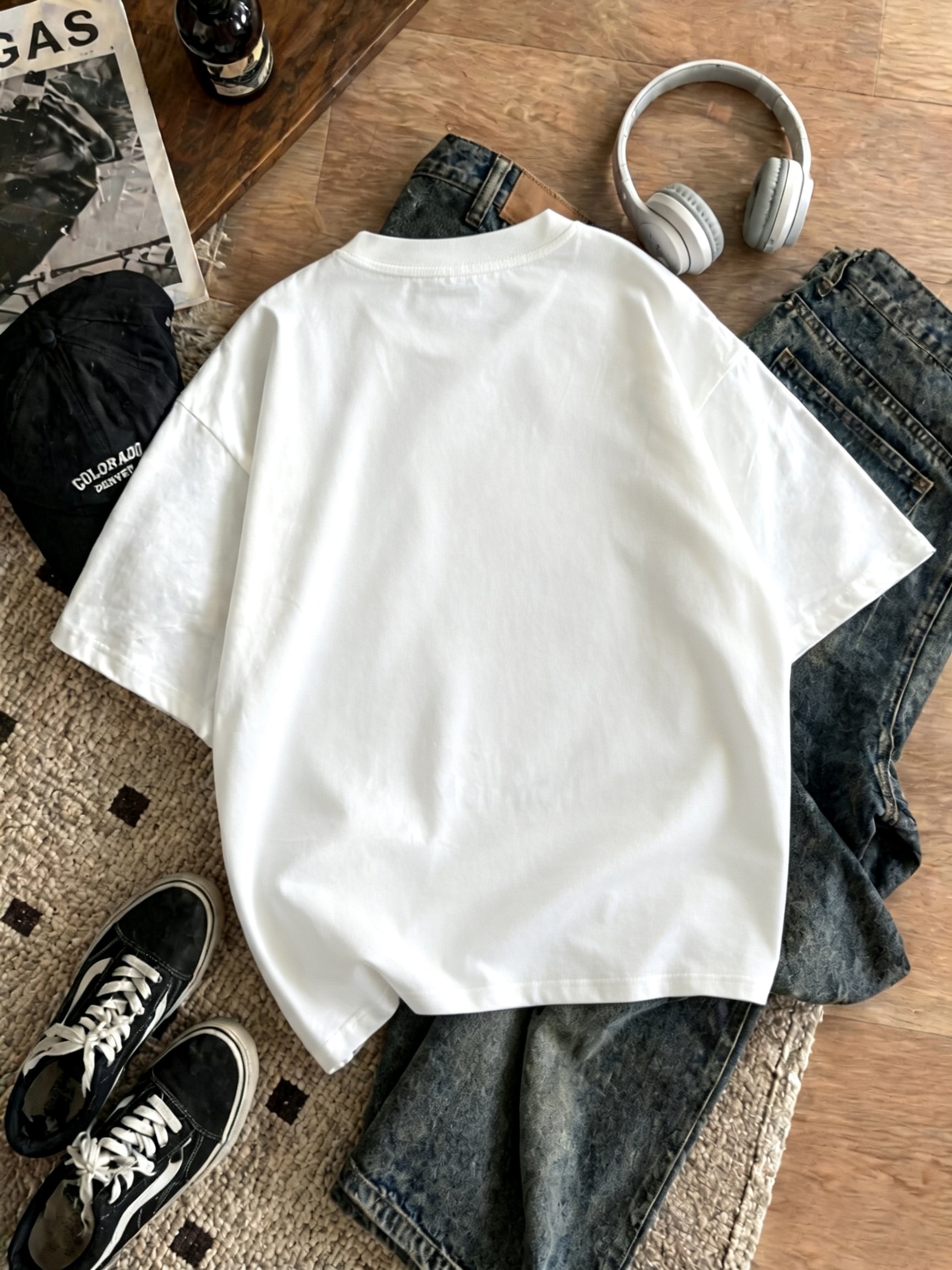 تيشيرت بياقة دائرية وطبعة غرافيك باللون الأبيض