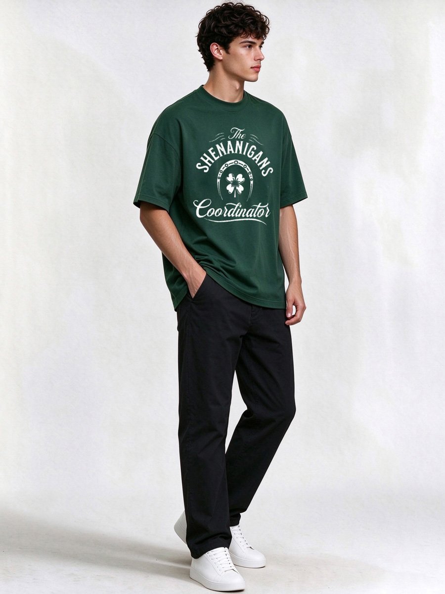 تيشيرت بطبعة منسق المقالب للرجال بلون أخضر داكن