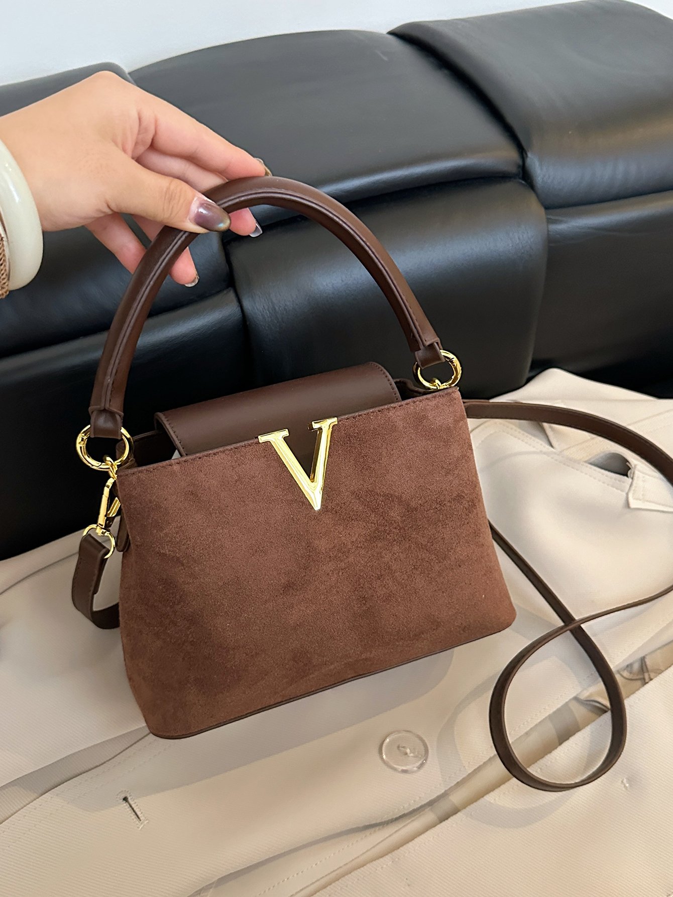 حقيبة كروس بمظهر ملمس السويد باللون البني مع مشبك ذهبي حرف V
