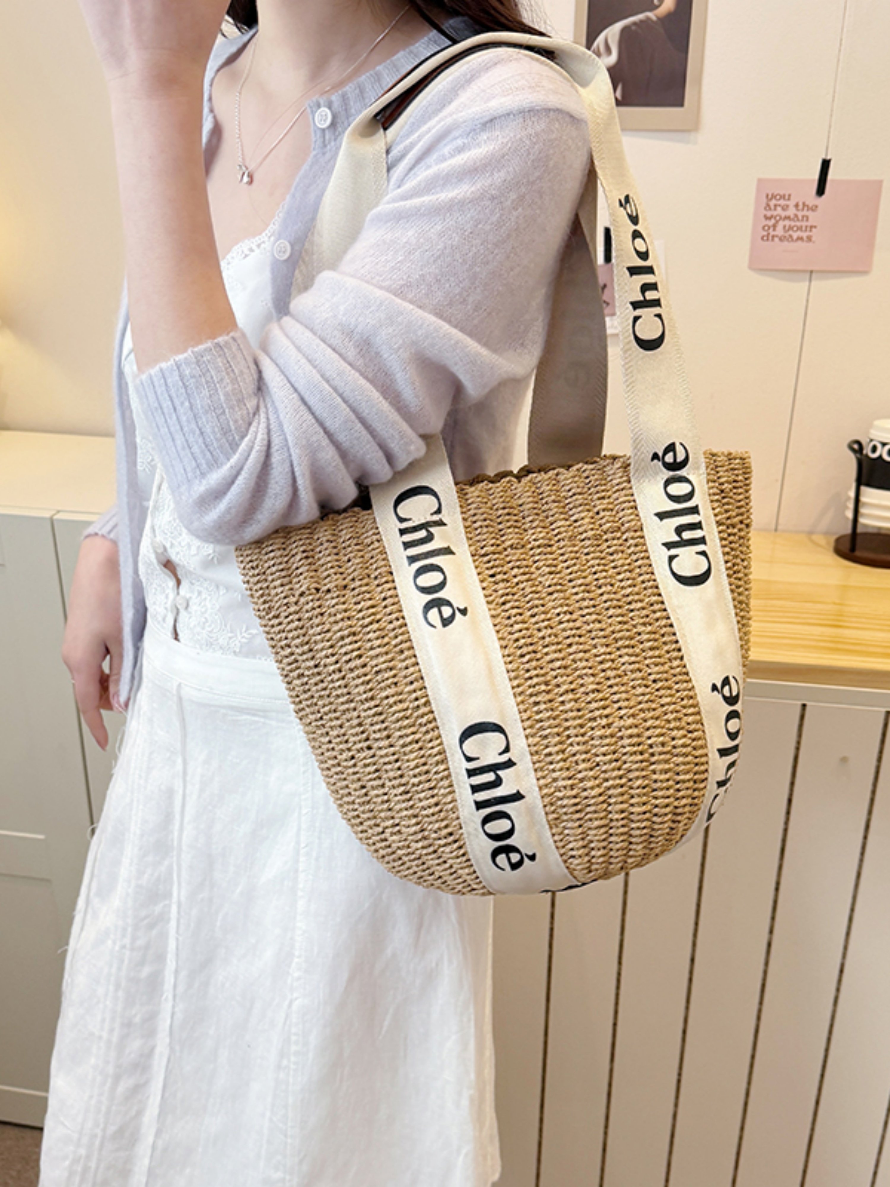 شنطة توت قش منسوجة بأحزمة لشعار الماركة