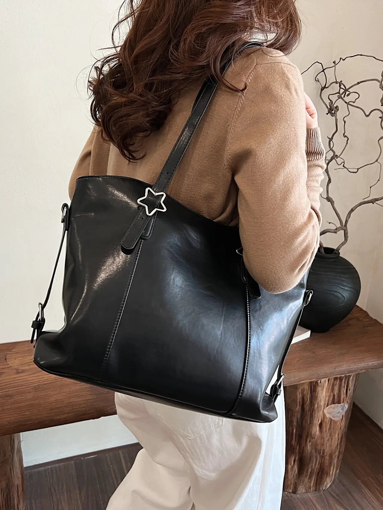 حقيبة كتف مزينة بنجوم بلون أسود