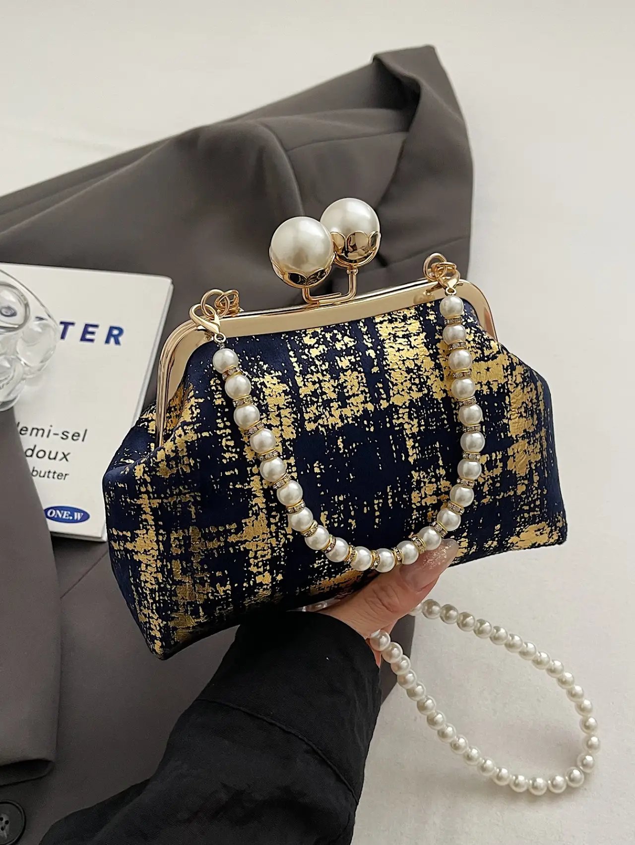 حقيبة كلاتش بحزام لؤلؤ مع تفاصيل ذهبية