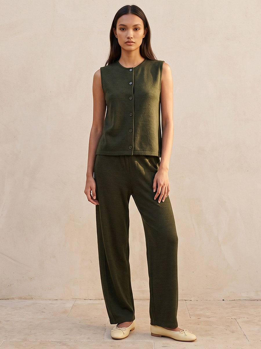 بلوزة بدون أكمام بأزرار وتفاصيل بارزة الملمس