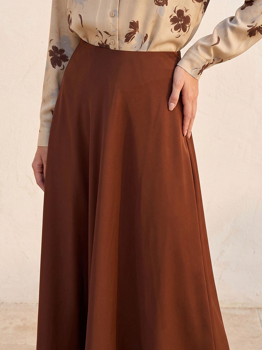 تنورة انسيابية طويلة