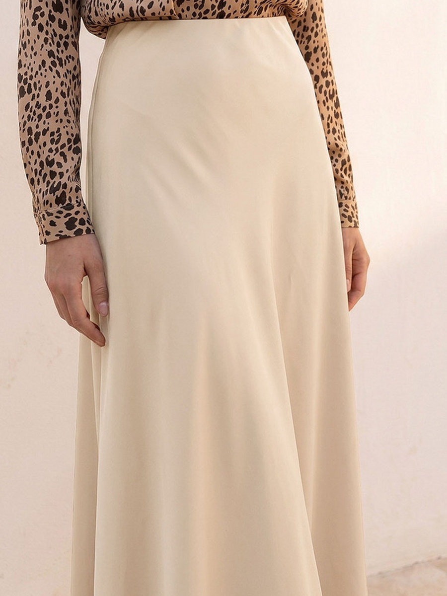 تنورة انسيابية طويلة