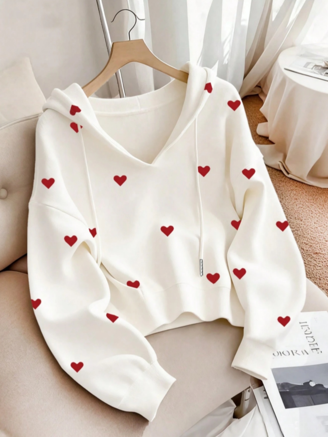 هودي مطبوع أبيض