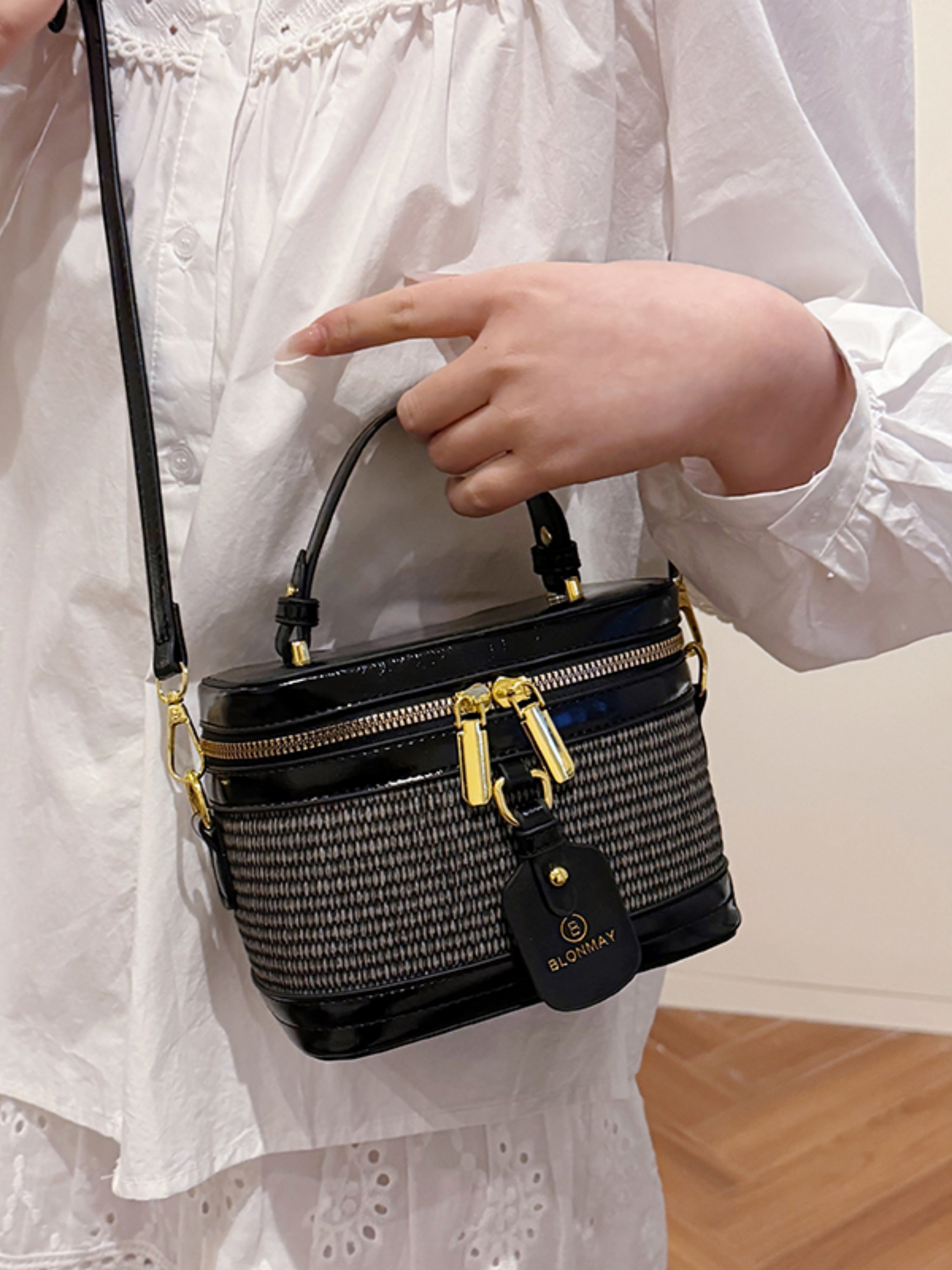 حقيبة كروس بودي بتفاصيل منسوجة بلون أسود