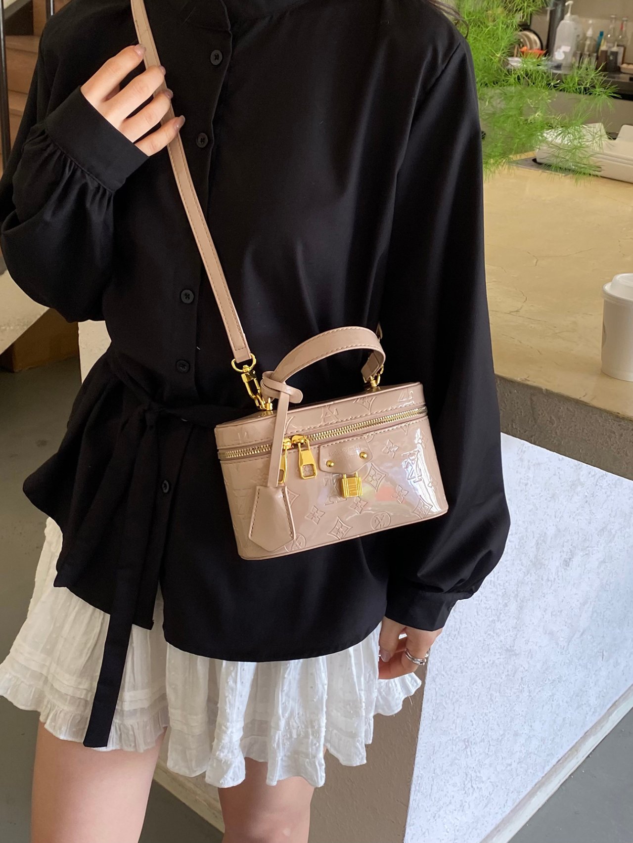 حقيبة كروس بودي جلد صناعي لامع بتفاصيل بارزة بلون كاكي