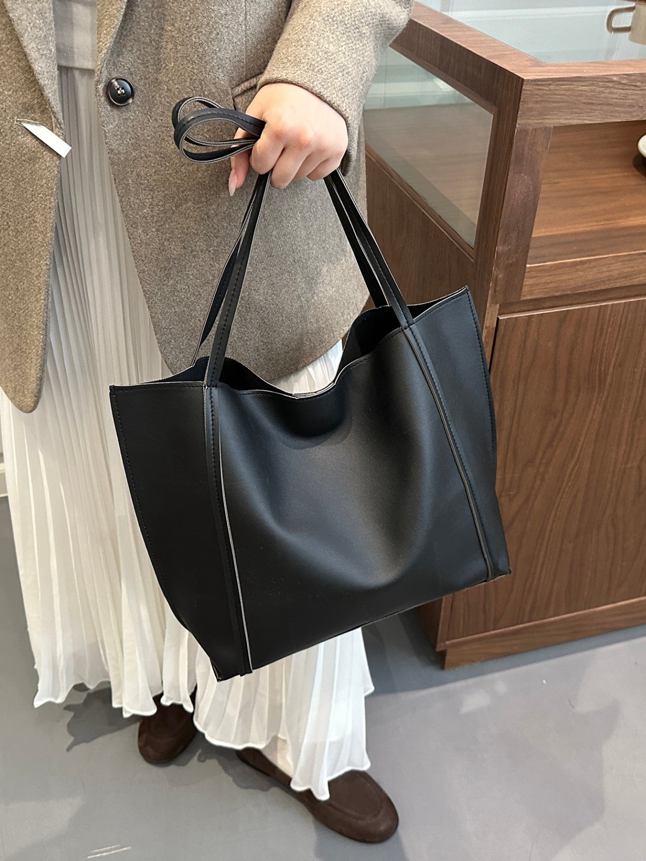Black Solid Tote Shoulder Bag