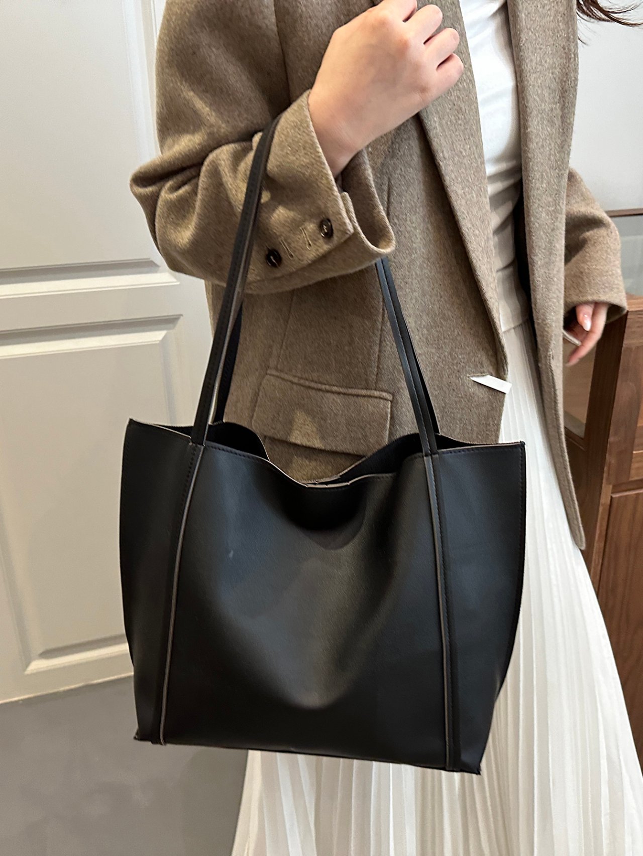 Black Solid Tote Shoulder Bag