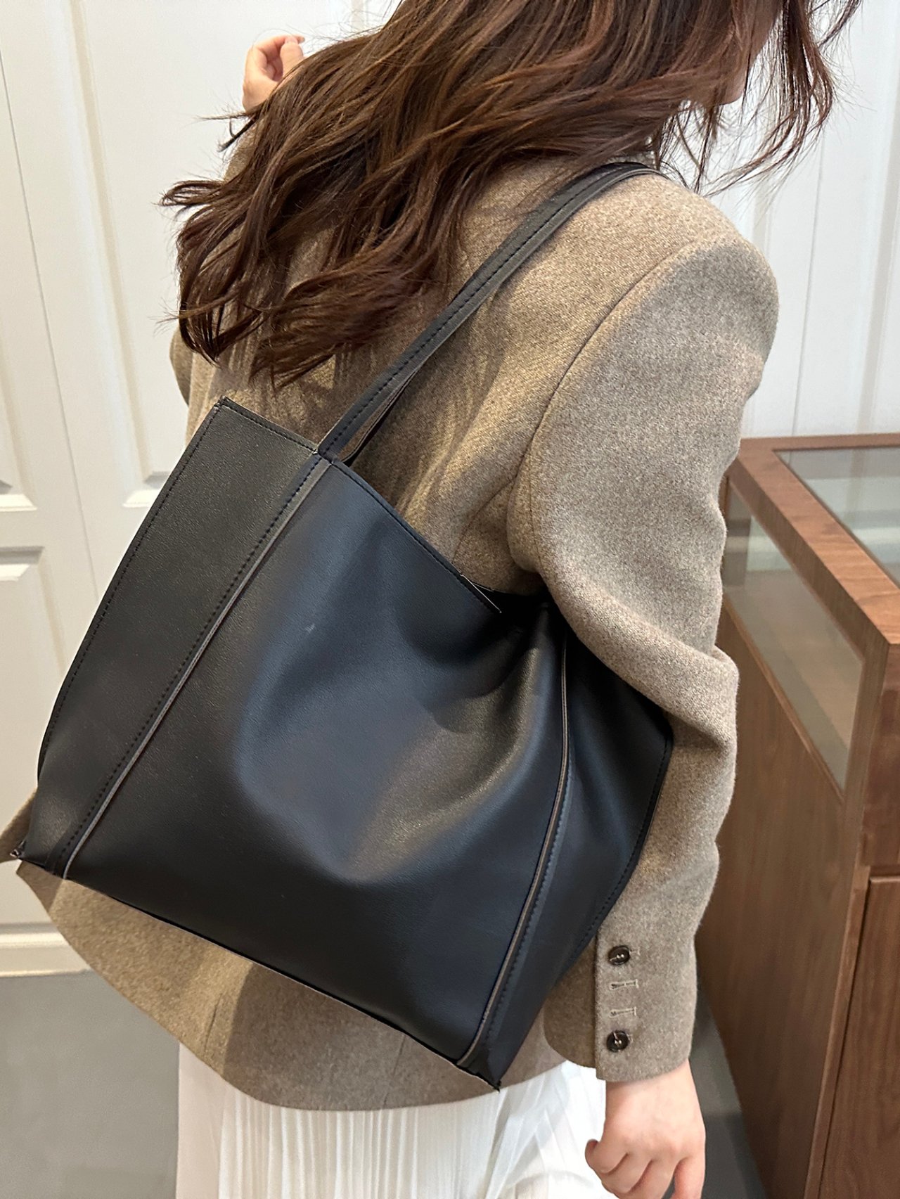 Black Solid Tote Shoulder Bag