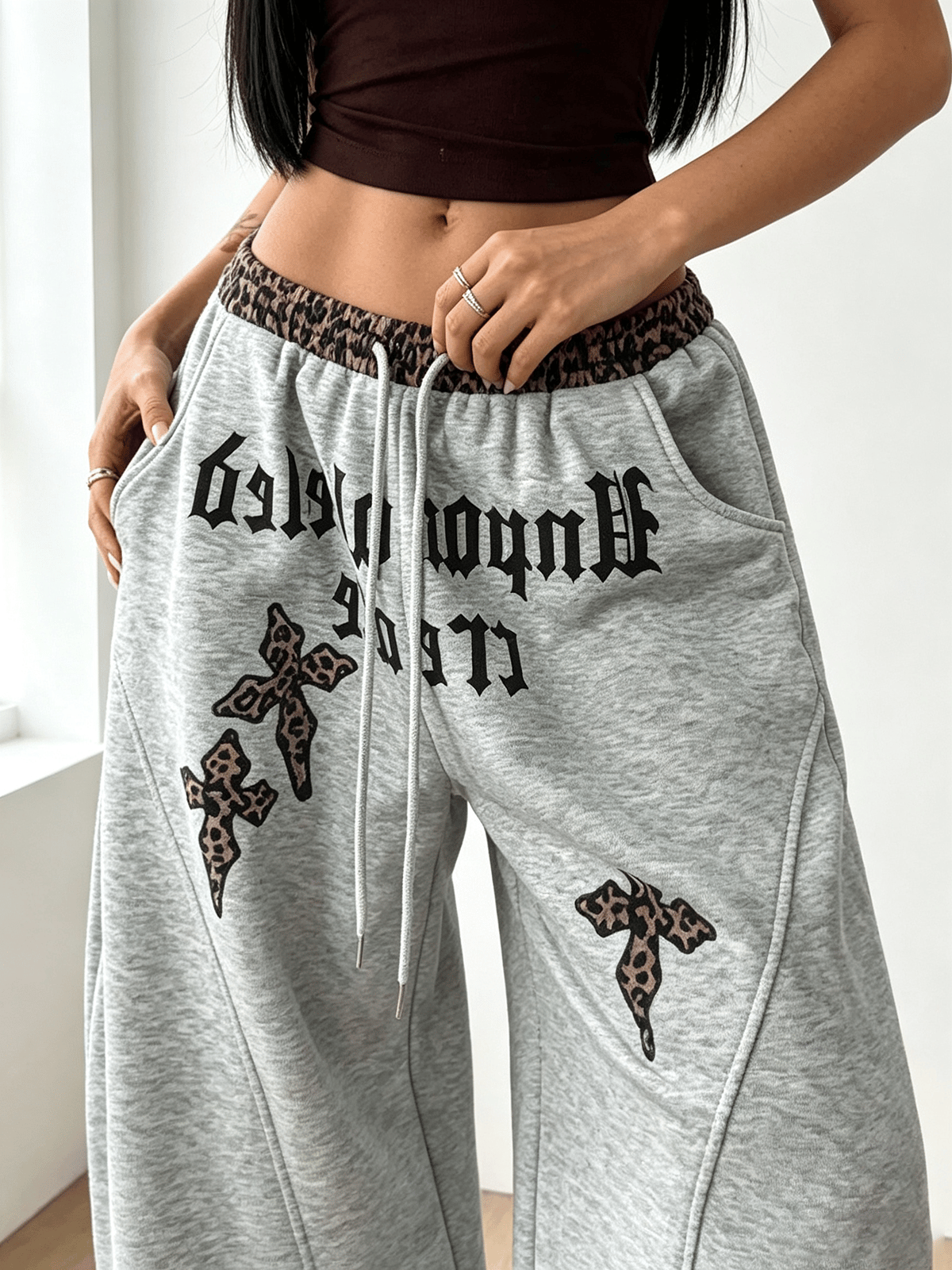 بنطال واسع بطبعة شعار رمادي
