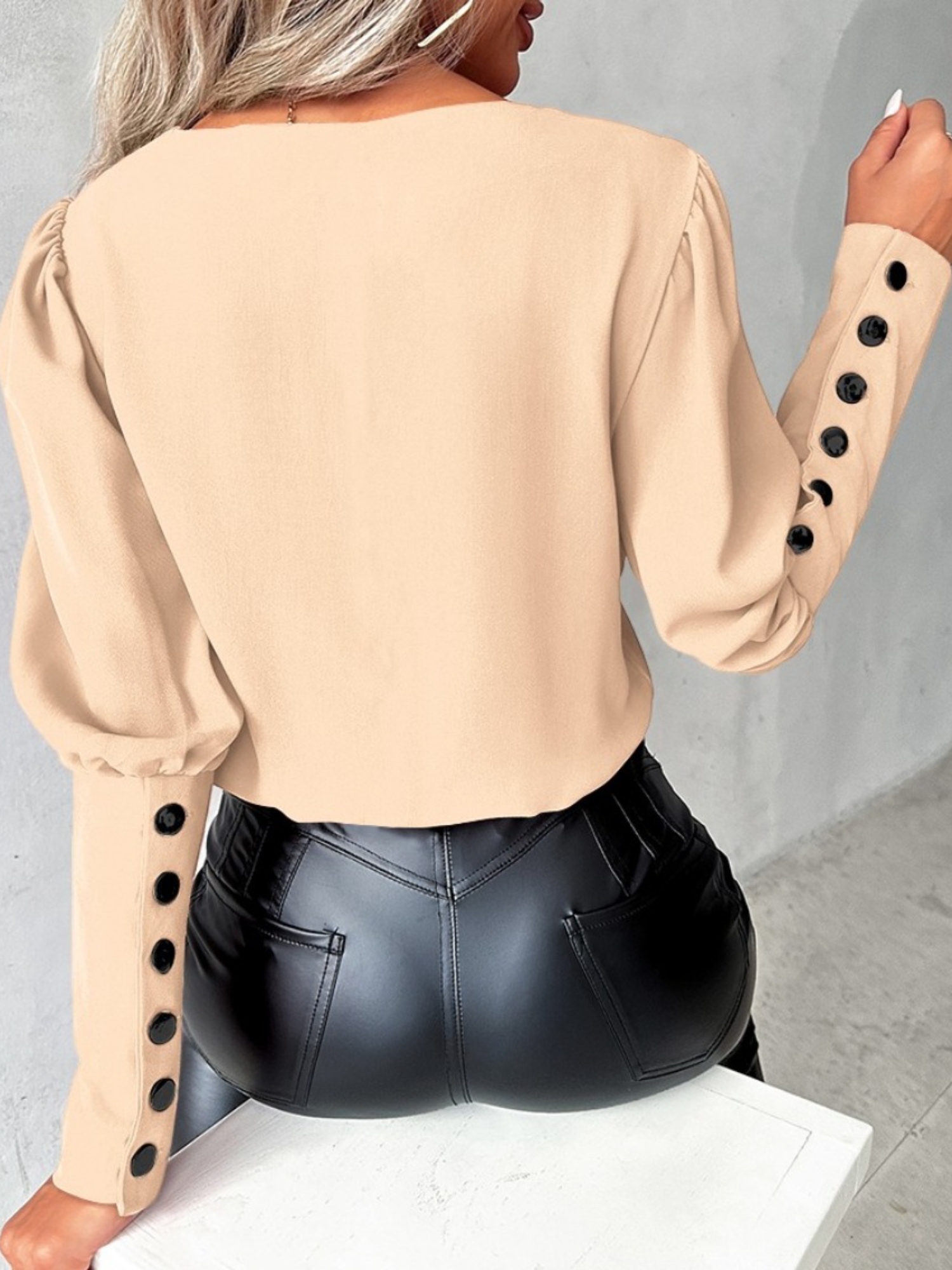 قميص بقصة عادية وأكمام طويلة سادة بيج