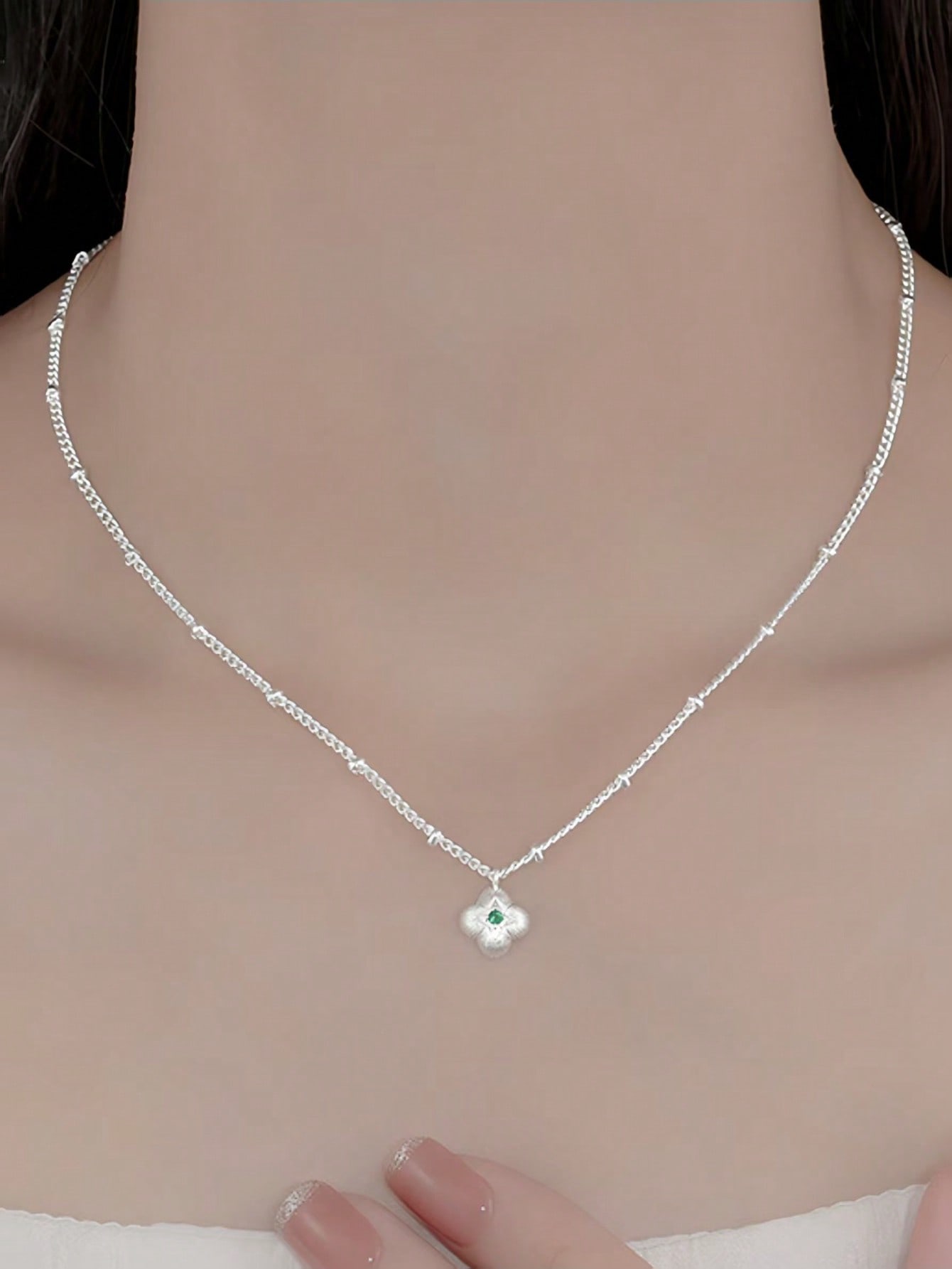 green zircon four-leaf clover necklace, versatile and fashionable, suitable for daily wear or as a gift, sexy style, Japanese and Korean style.