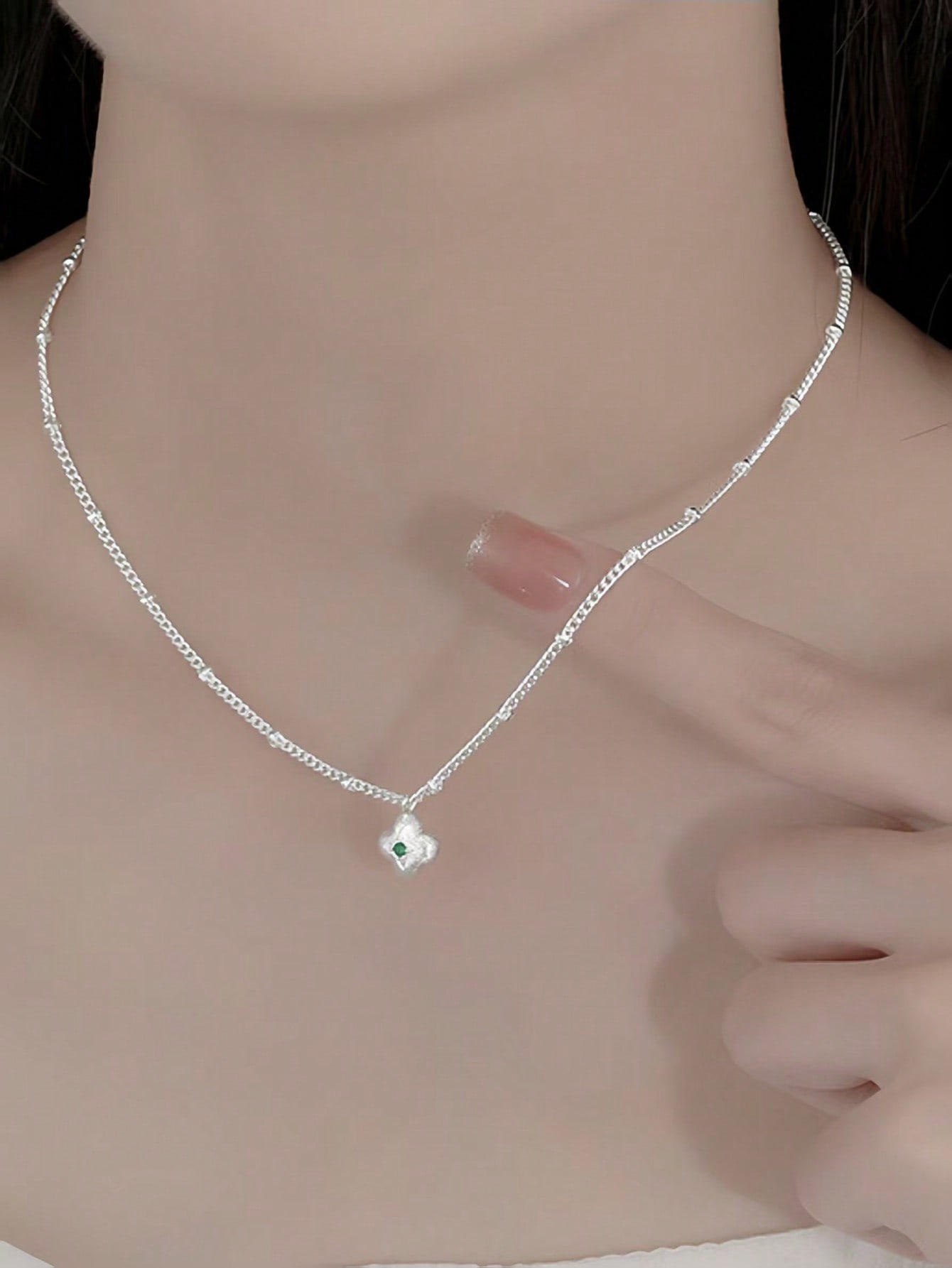green zircon four-leaf clover necklace, versatile and fashionable, suitable for daily wear or as a gift, sexy style, Japanese and Korean style.
