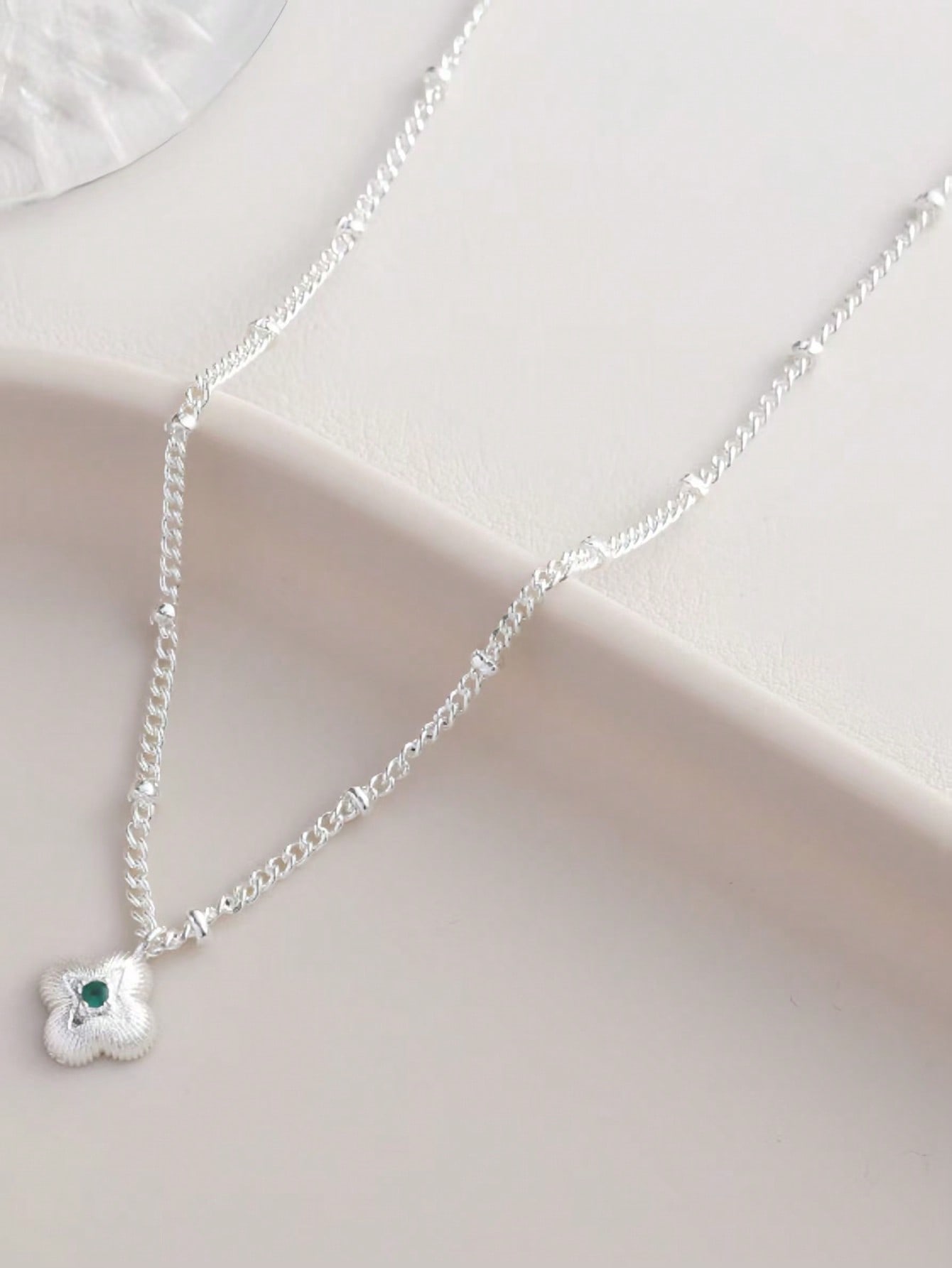 green zircon four-leaf clover necklace, versatile and fashionable, suitable for daily wear or as a gift, sexy style, Japanese and Korean style.